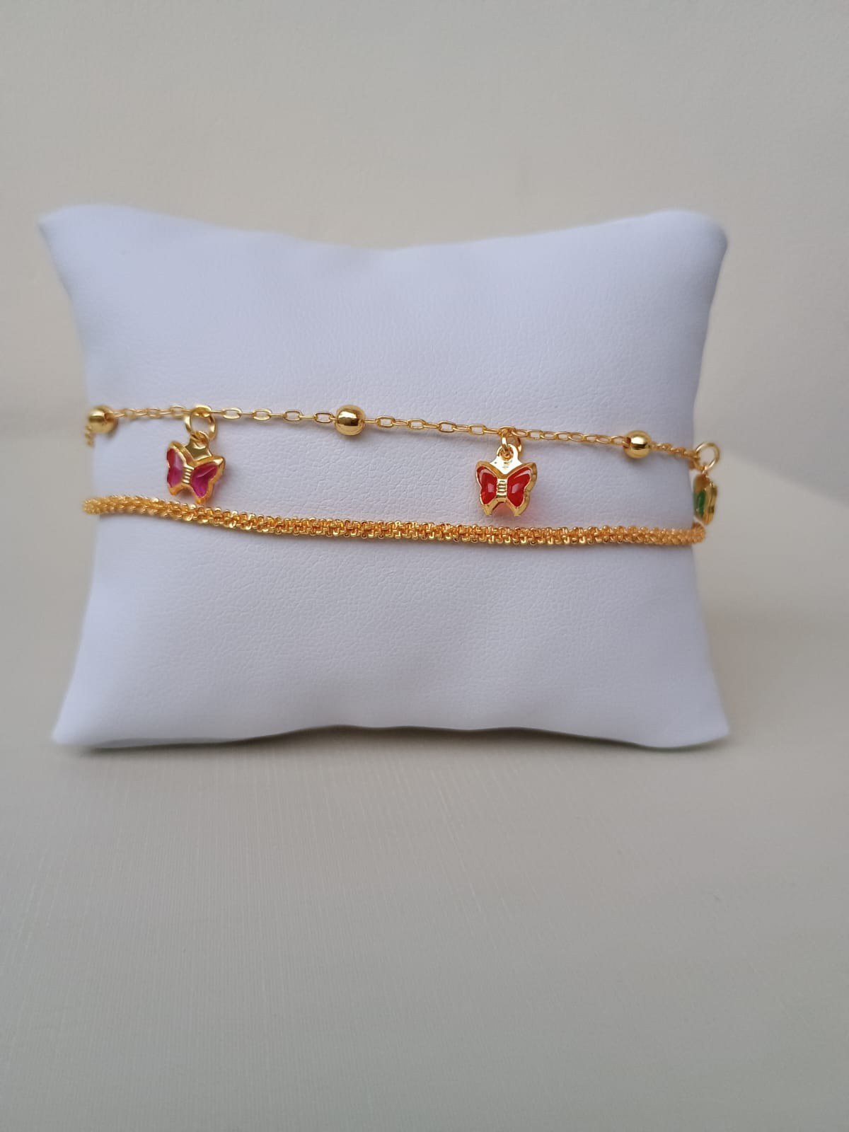 Pulseira dupla com borboletas coloridas