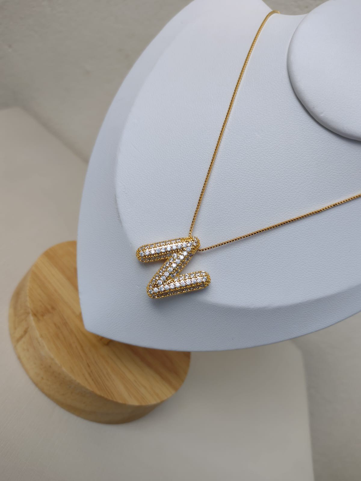 Colar com letra N cravejado com zircônias