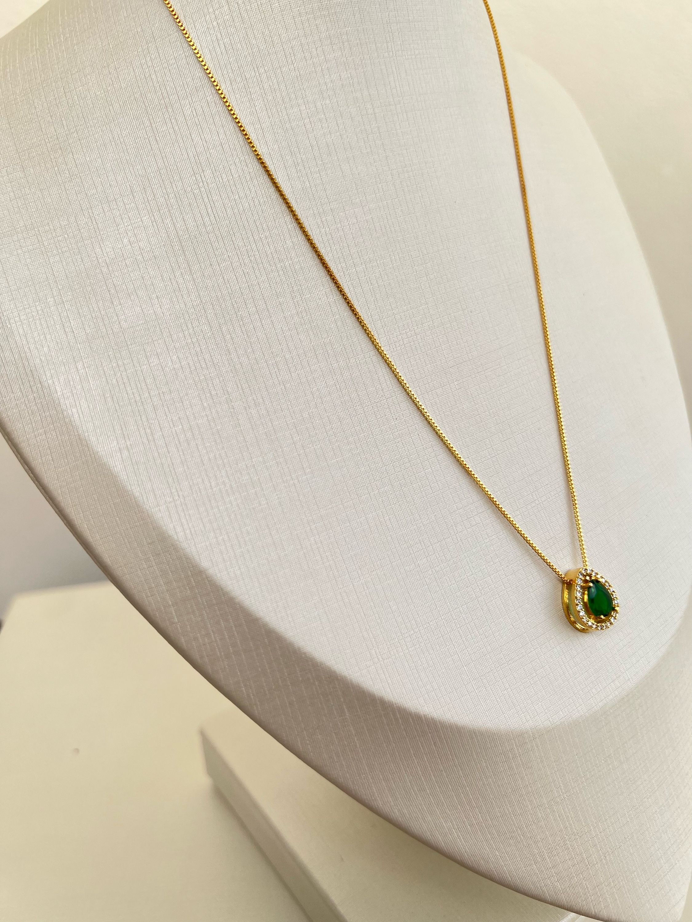 Colar gota cravejado de strass