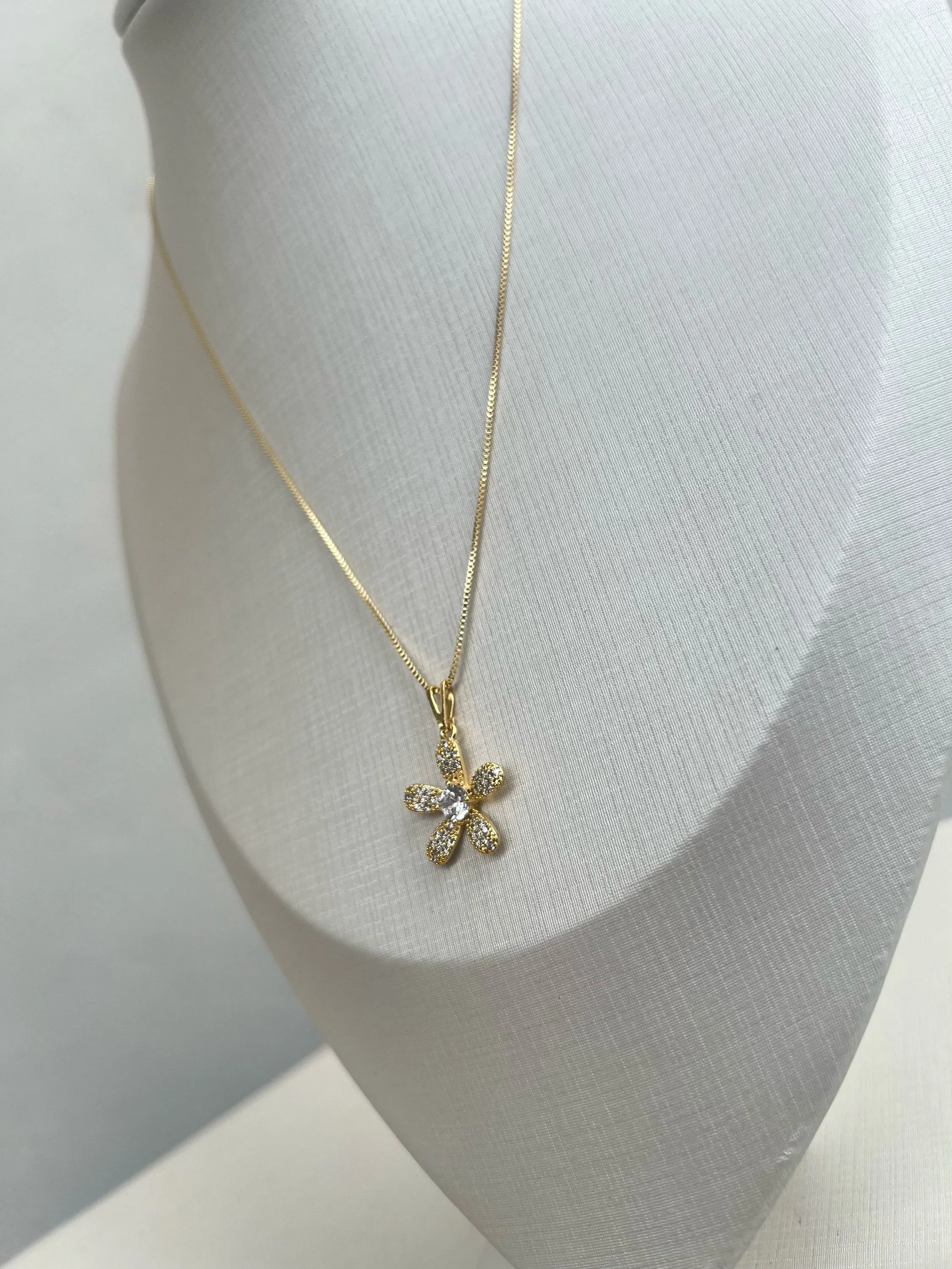 Colar flor cravejado de strass