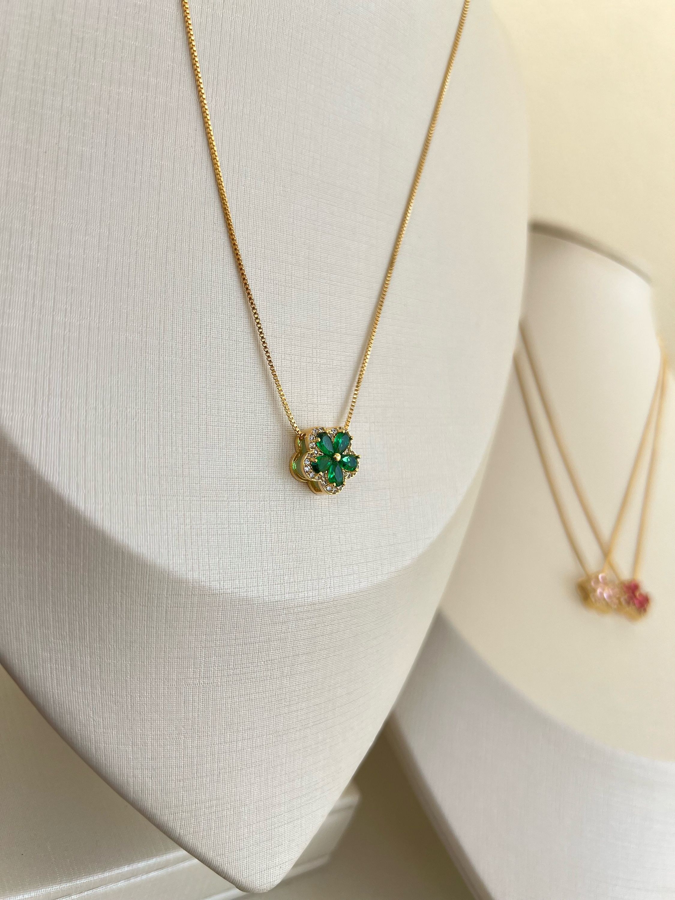 Colar pingente flor cravejado de strass