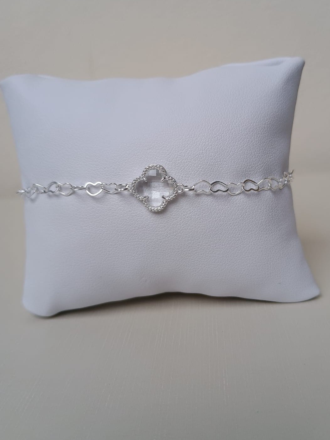 Pulseira com corações e trevo transparente