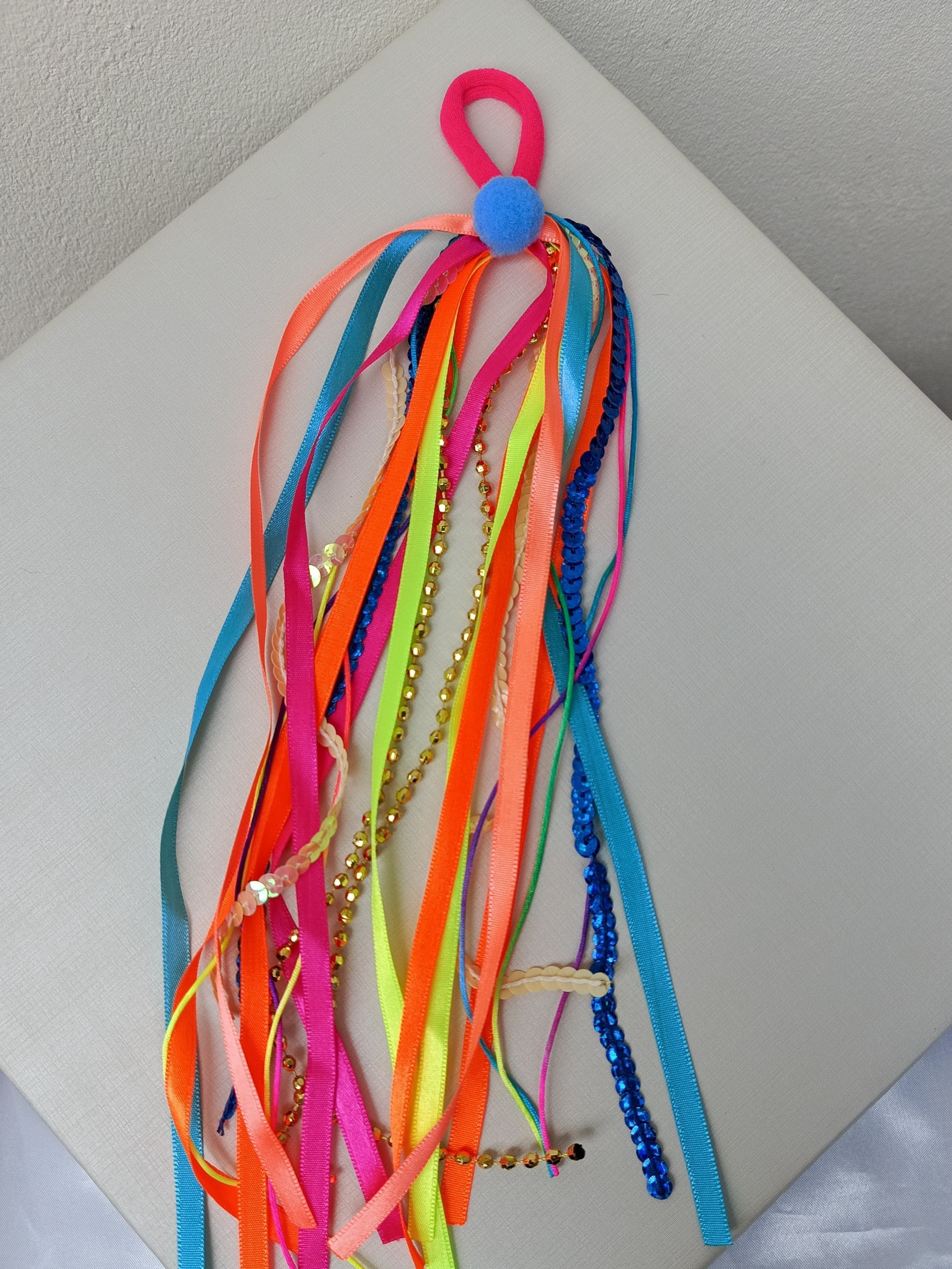 xuxinha de cabelo com fitas coloridas