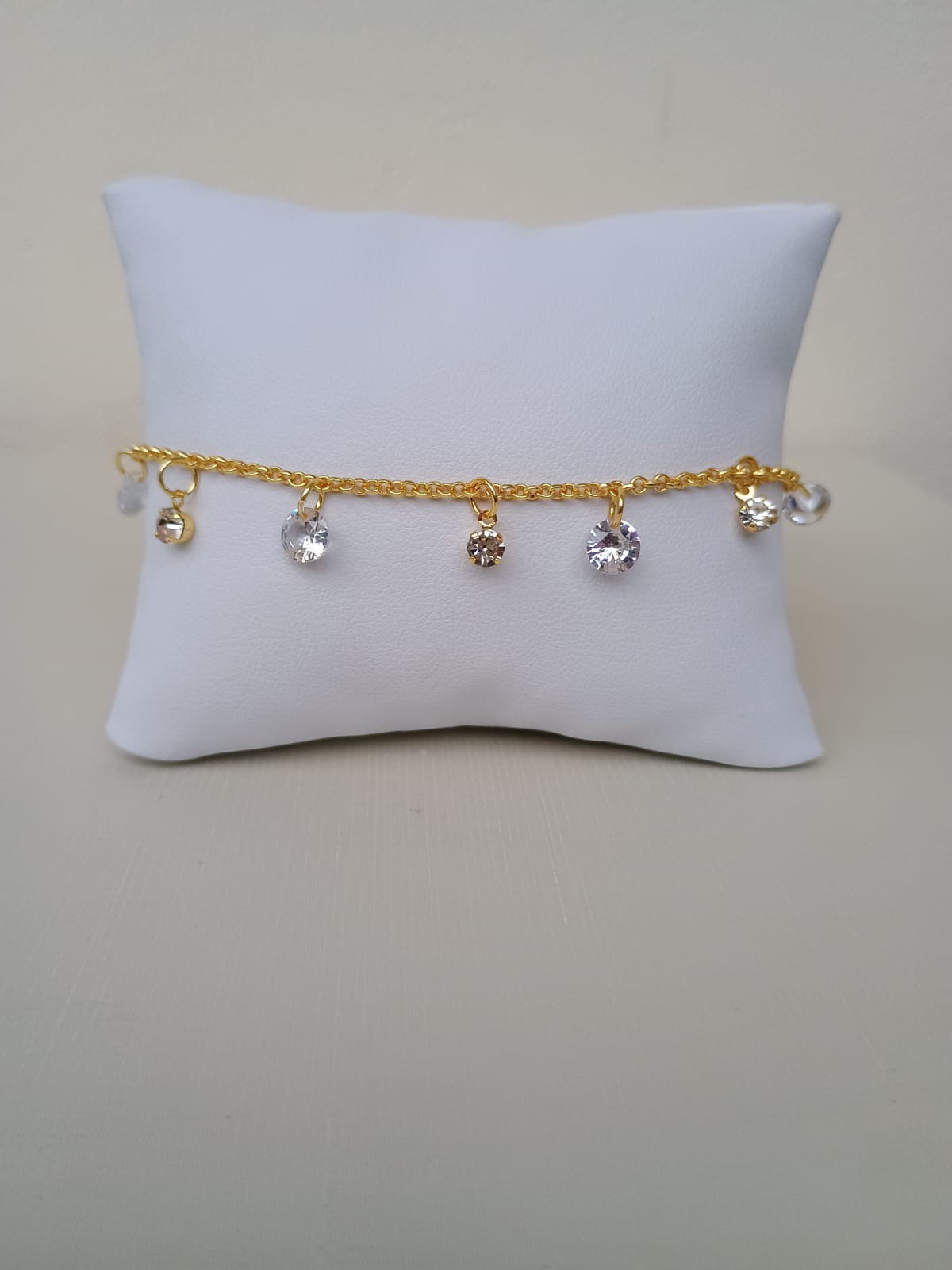 Pulseira delicada com pontos de luz e strass
