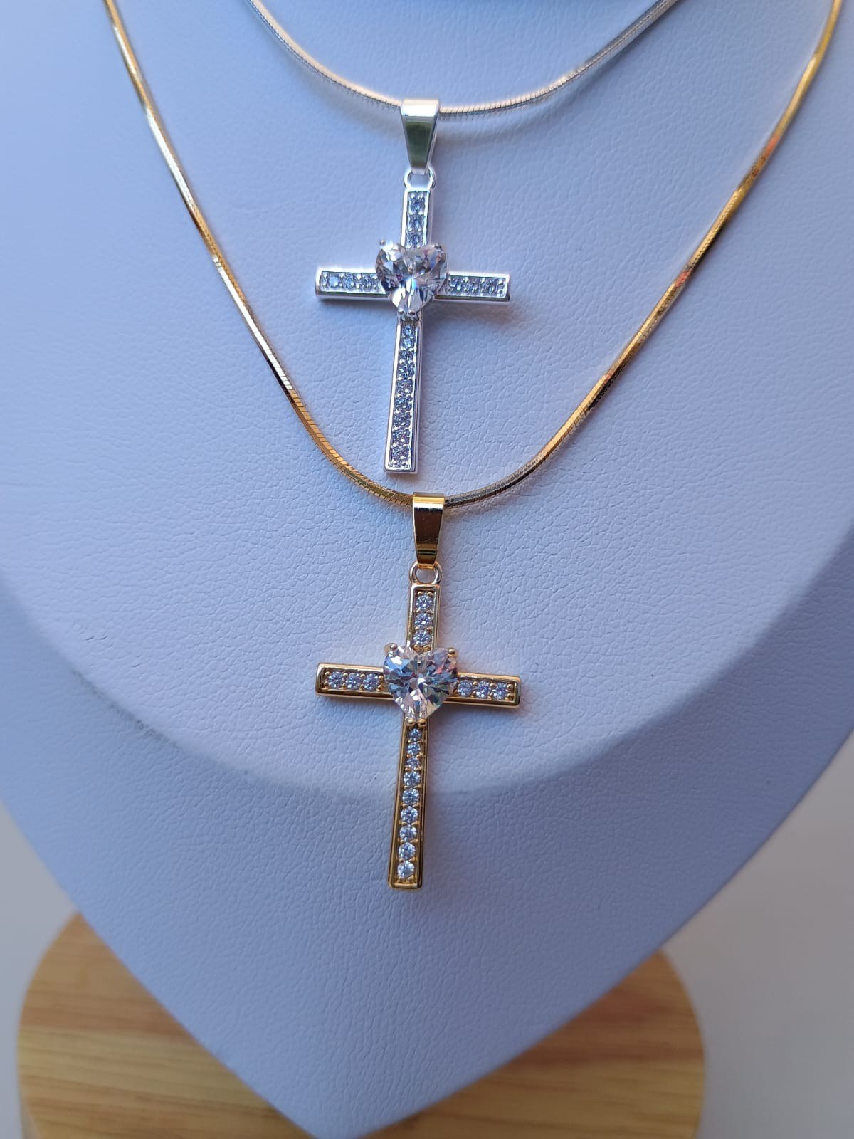 Colar com pingente de Cruz com ponto de luz de coração