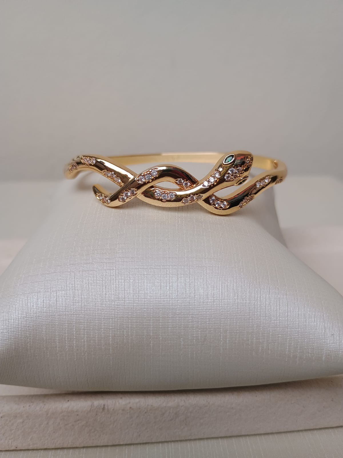 Bracelete de cobra entrelaçada