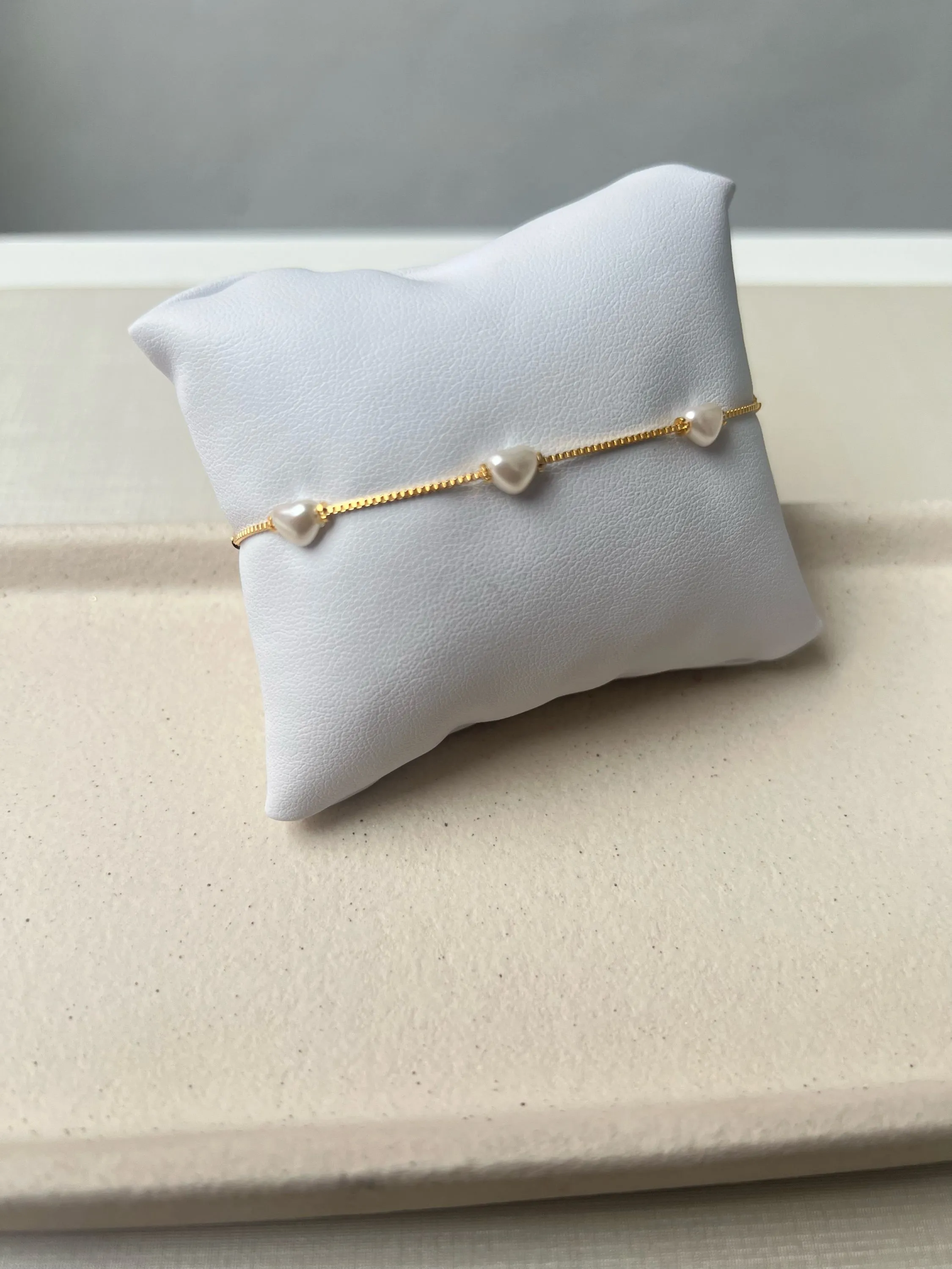 Pulseira modelo coração pérolas