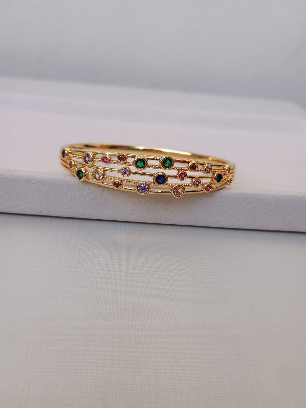 Bracelete com zircônias coloridas