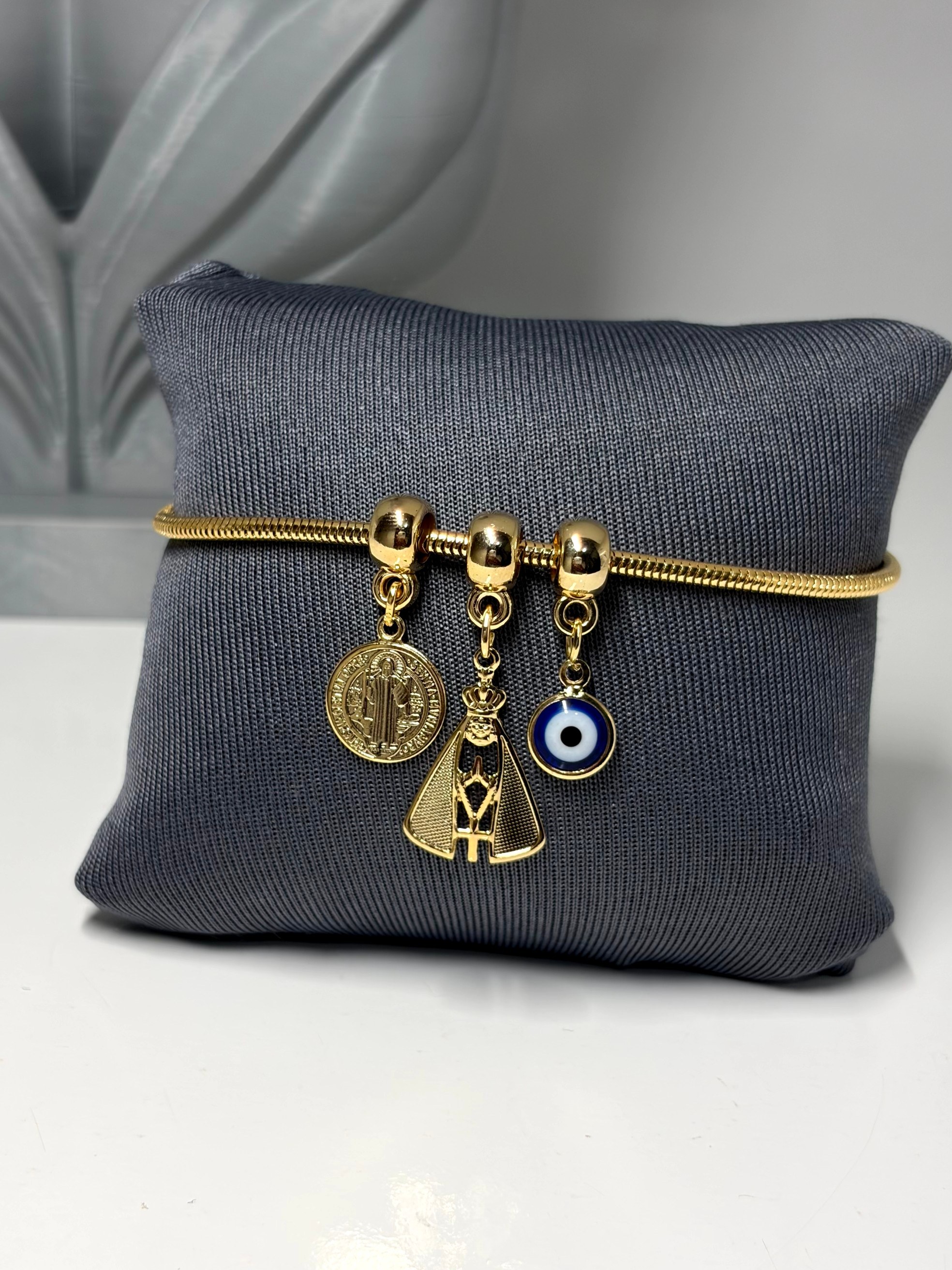 Pulseira com pingentes religiosos