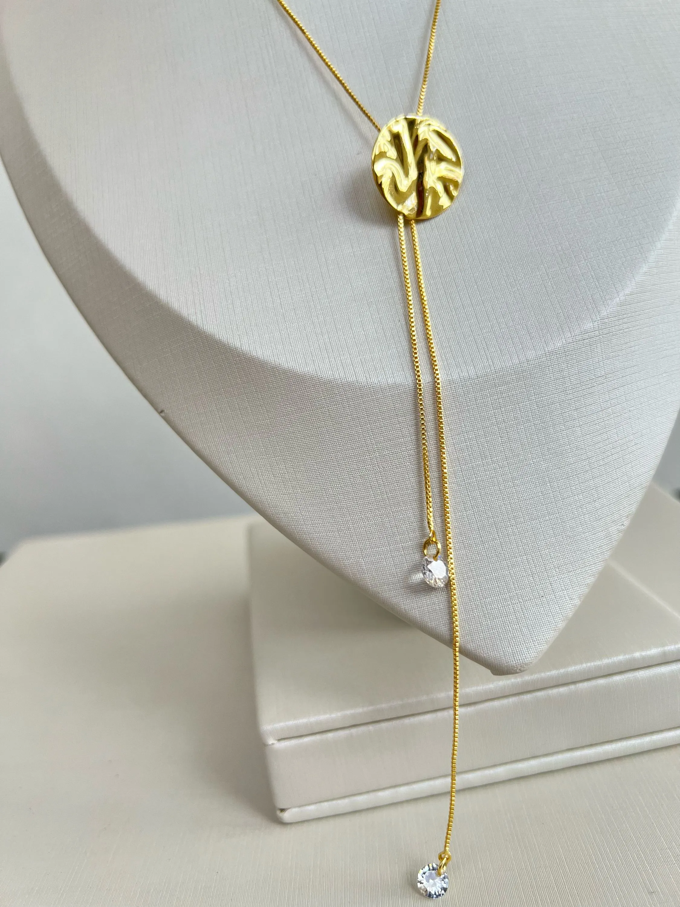 Colar gravata com detalhe botão orgânico