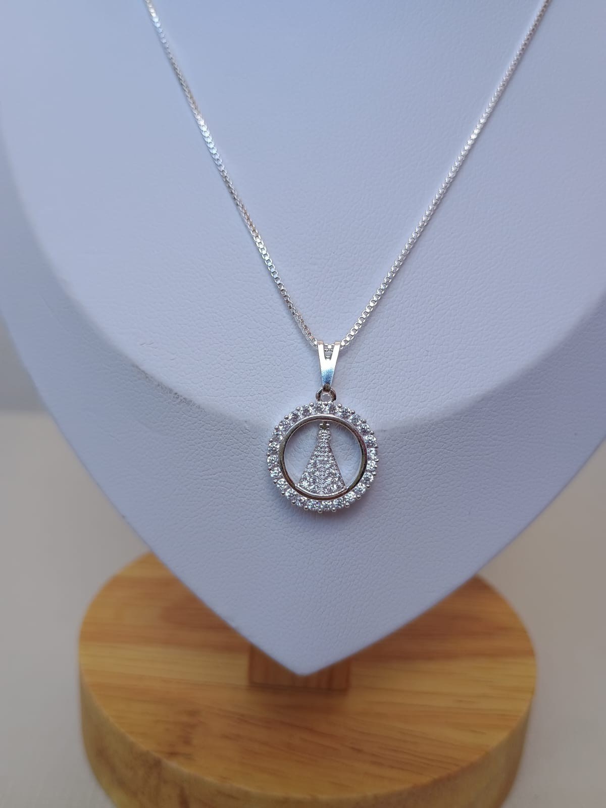 Colar com pingente de nossa senhora cravejada