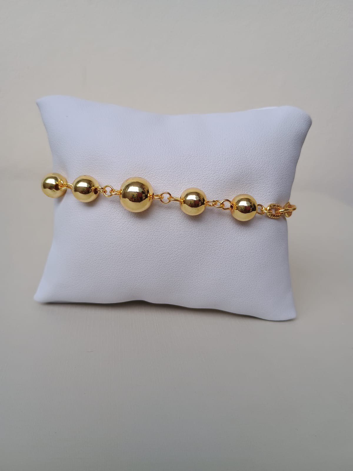 Pulseira com bolinhas pequenas e grandes