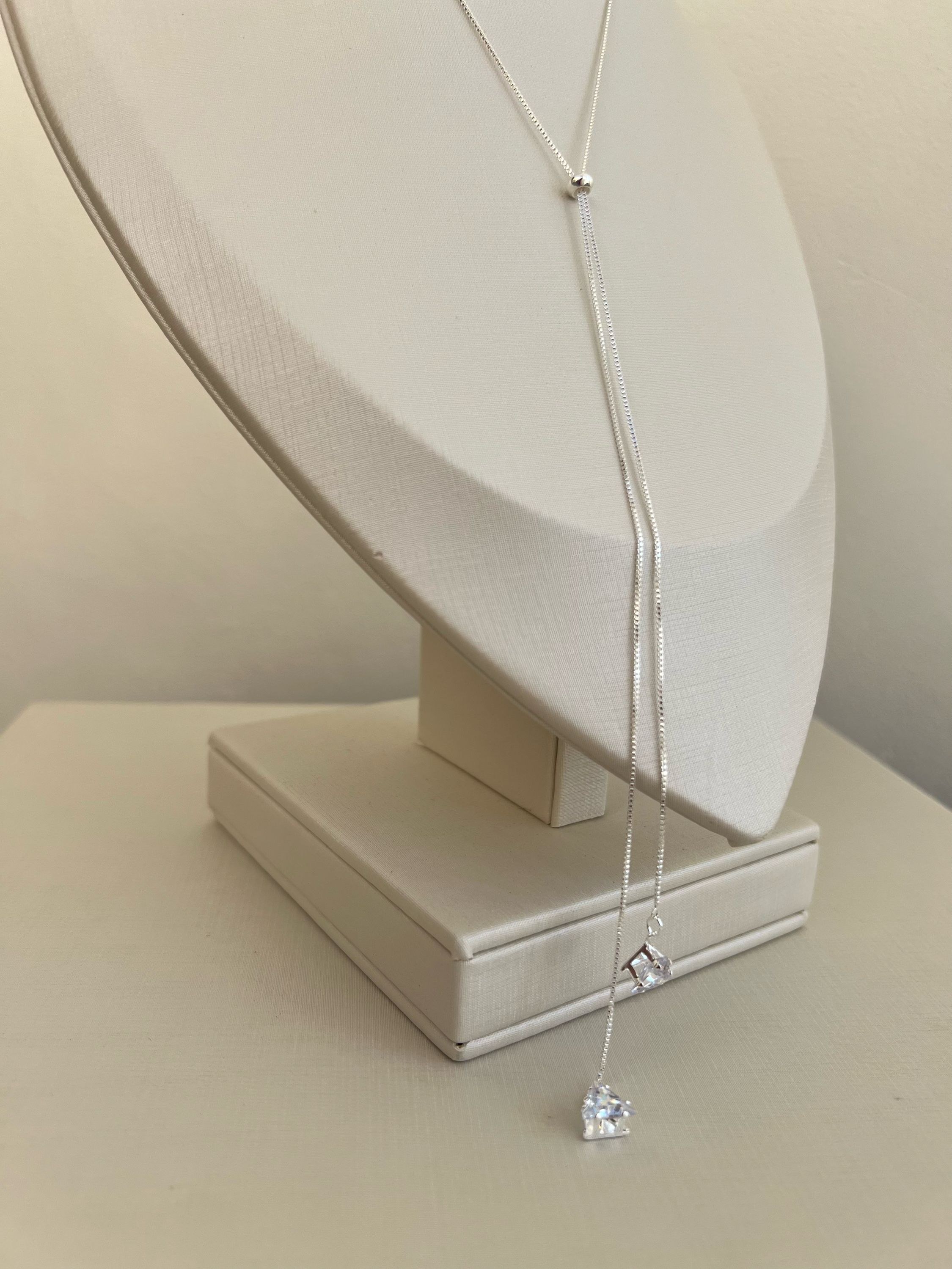 Colar gravata com pingente em strass