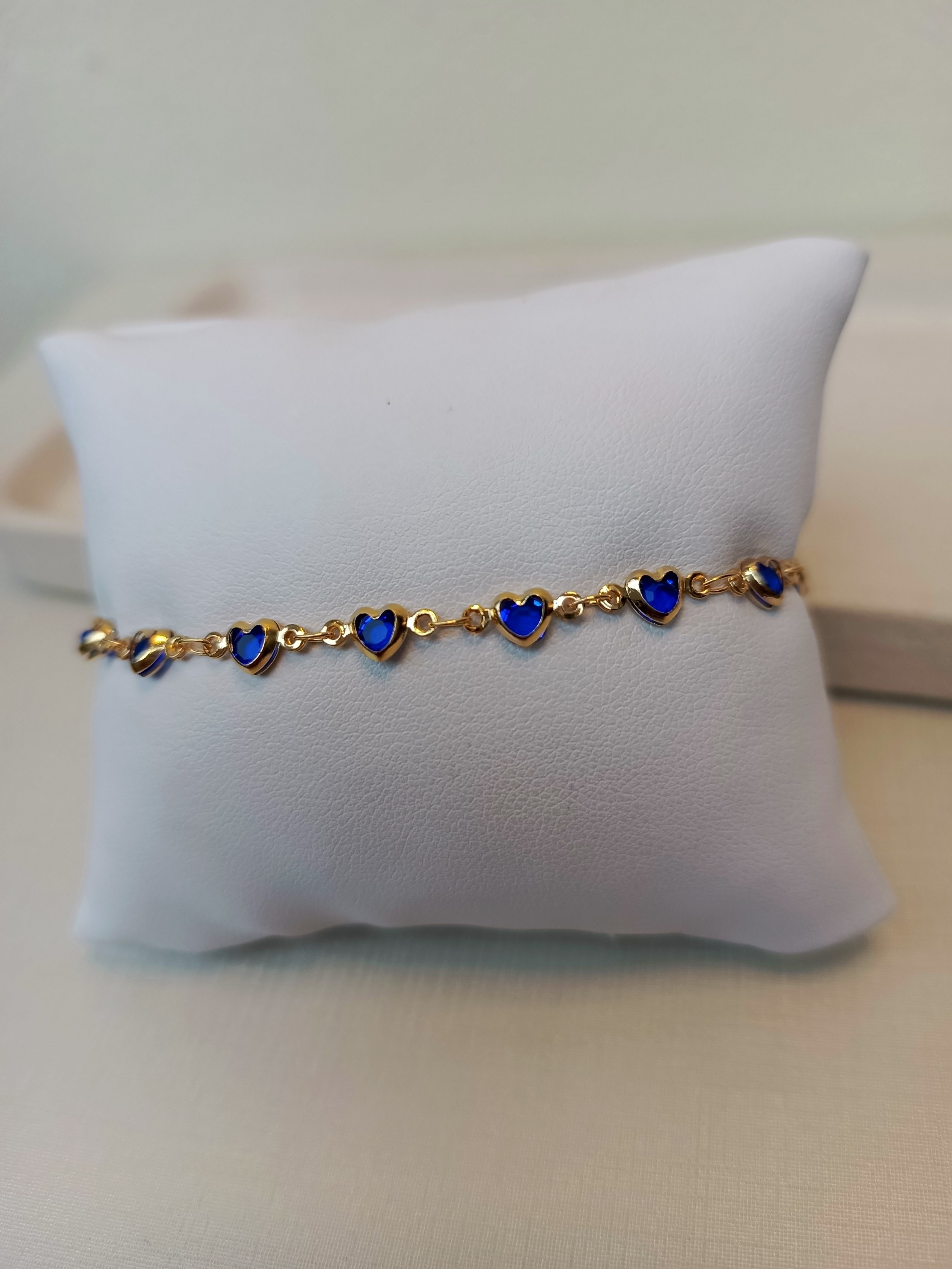 Pulseira delicada com corações