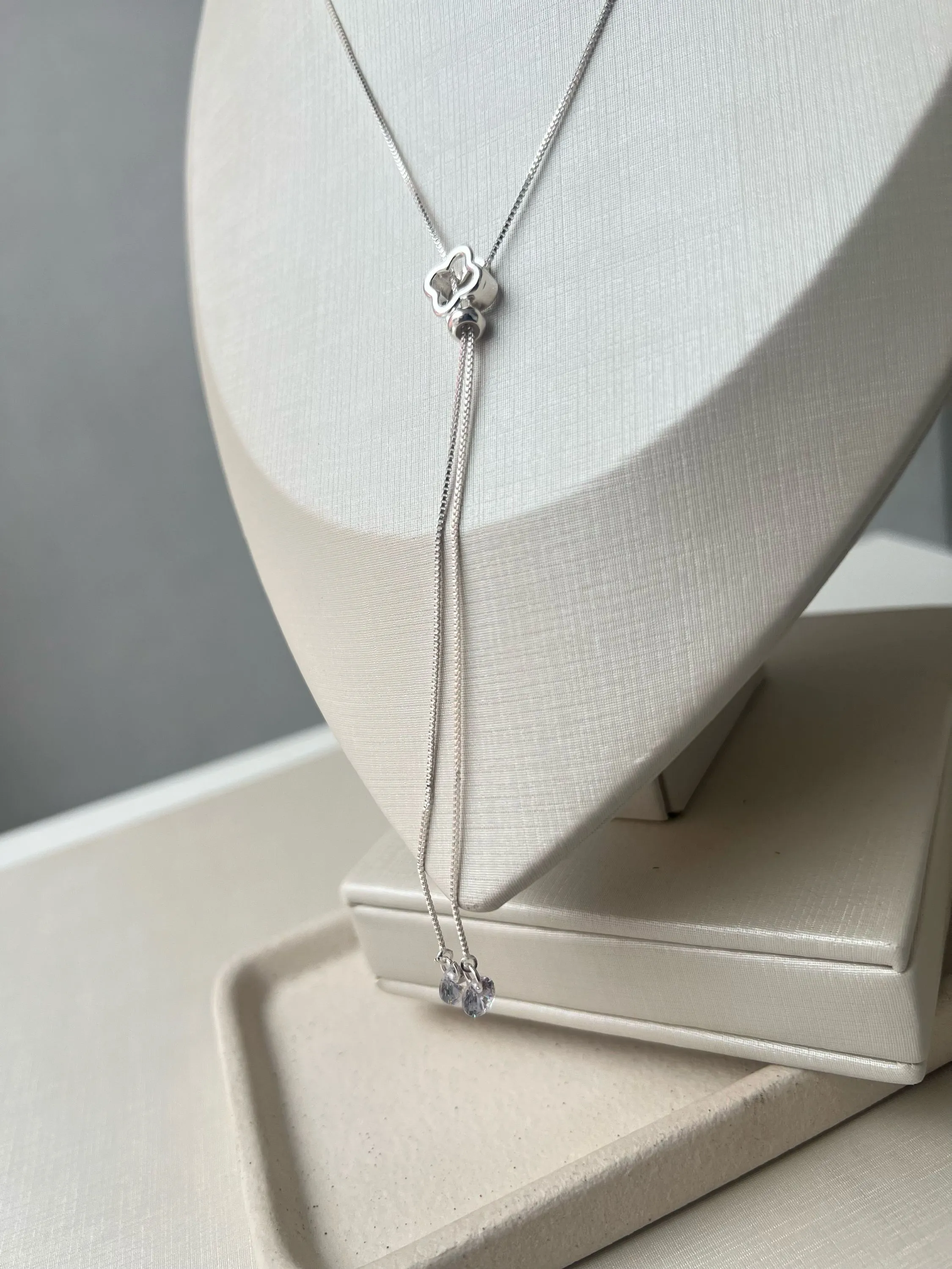 Colar gravatinha pingente ponto de luz