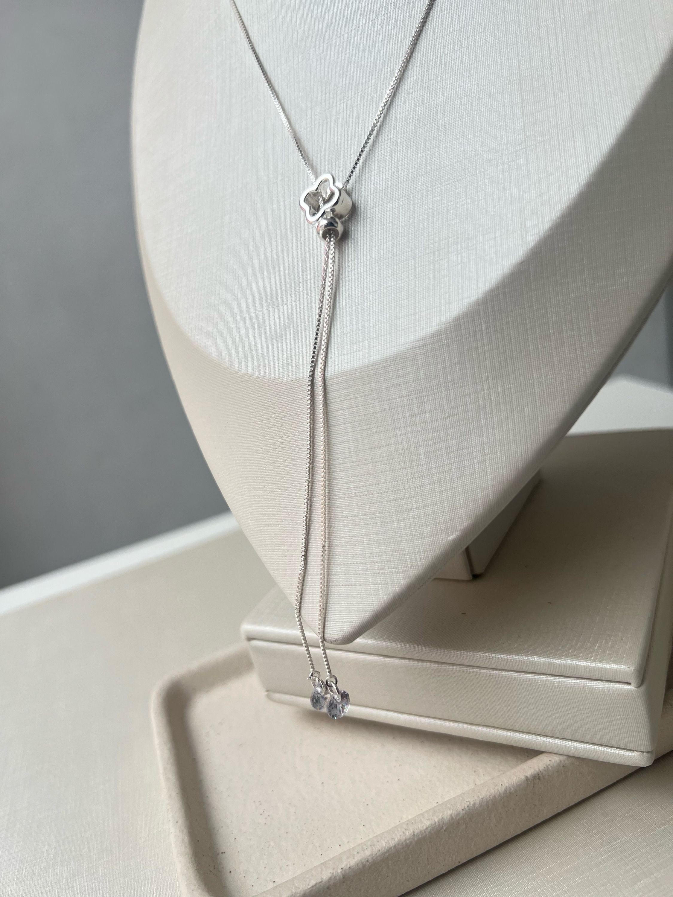 Colar gravatinha pingente ponto de luz