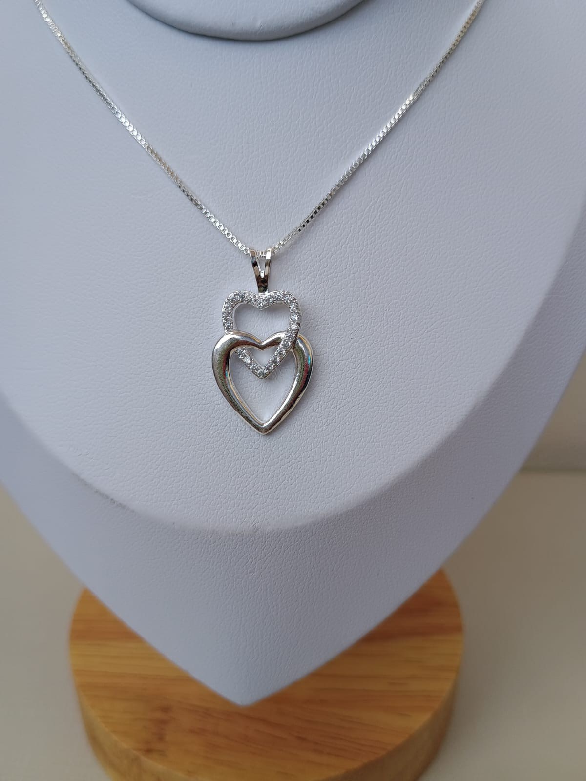 Colar com pingente de coração duplo vazados