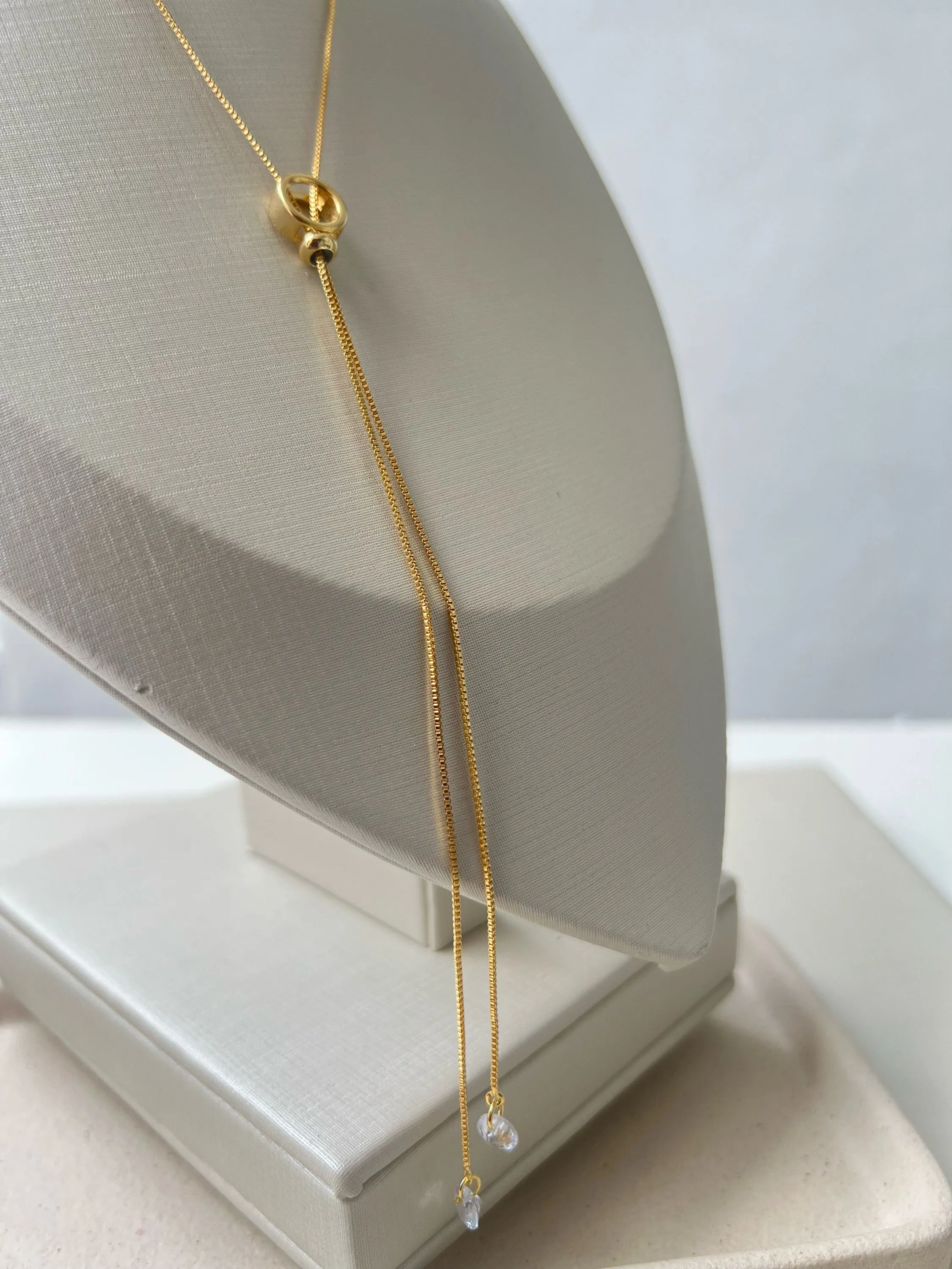 Colar gravatinha pingente pontos de luz