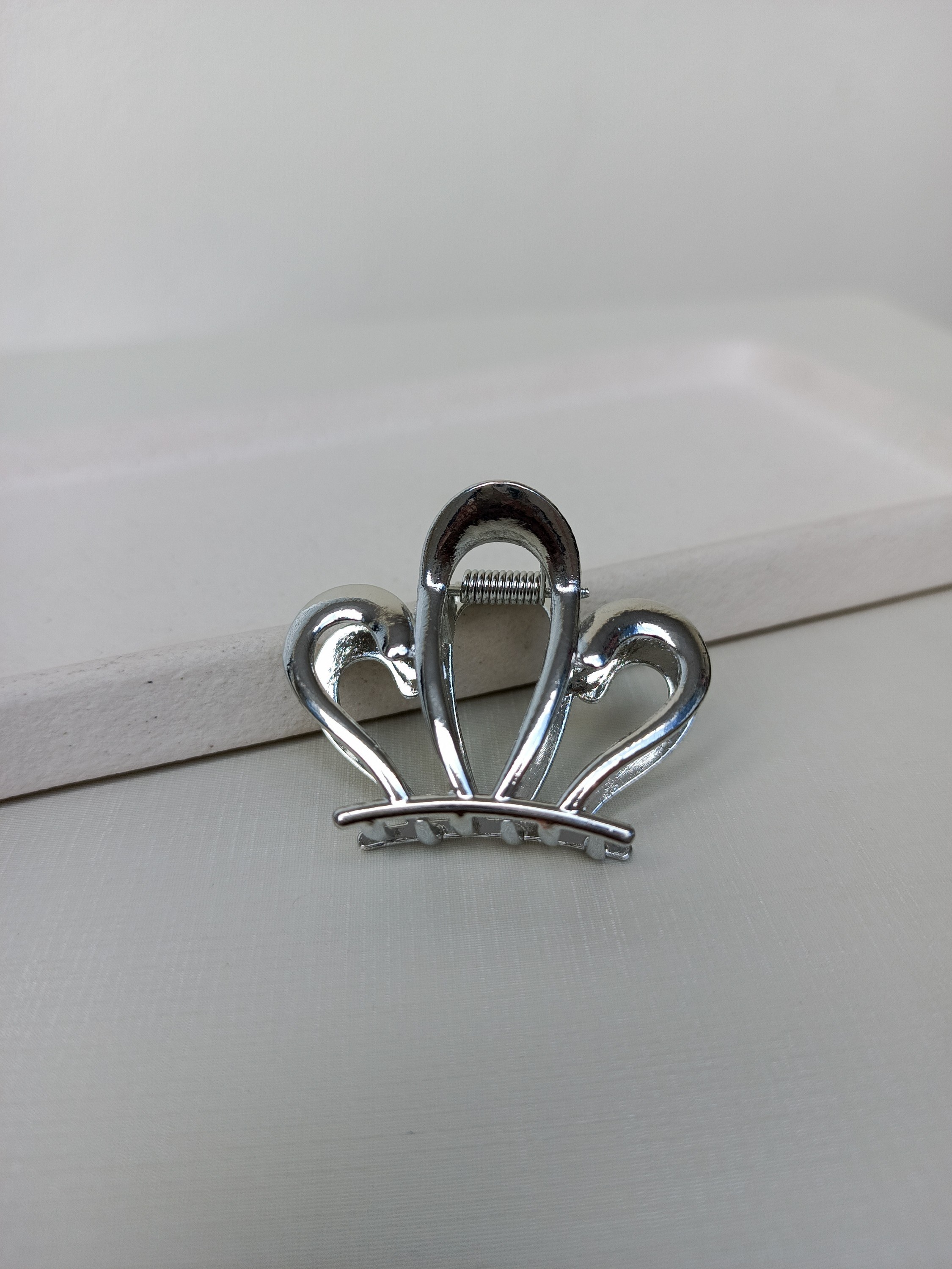 Presilha prata para cabelo em formato de concha