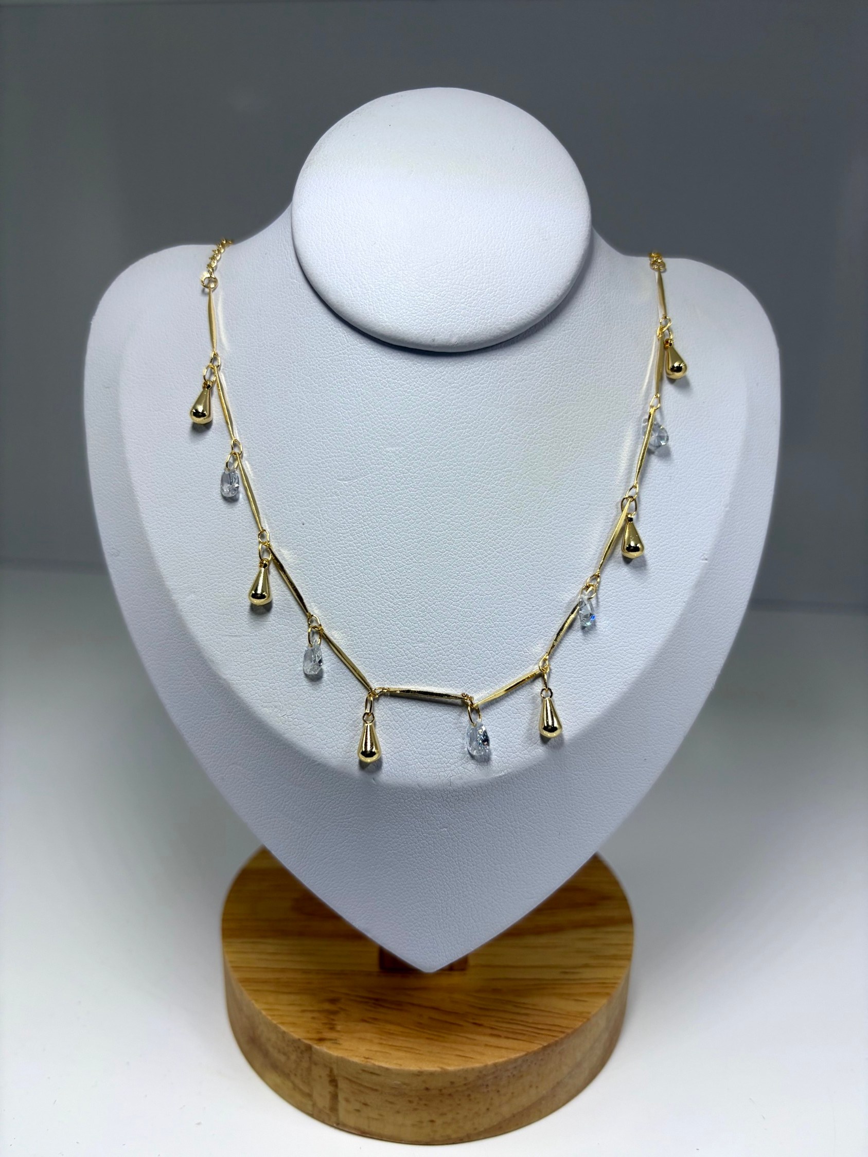 Choker com gotas e pontos de luz
