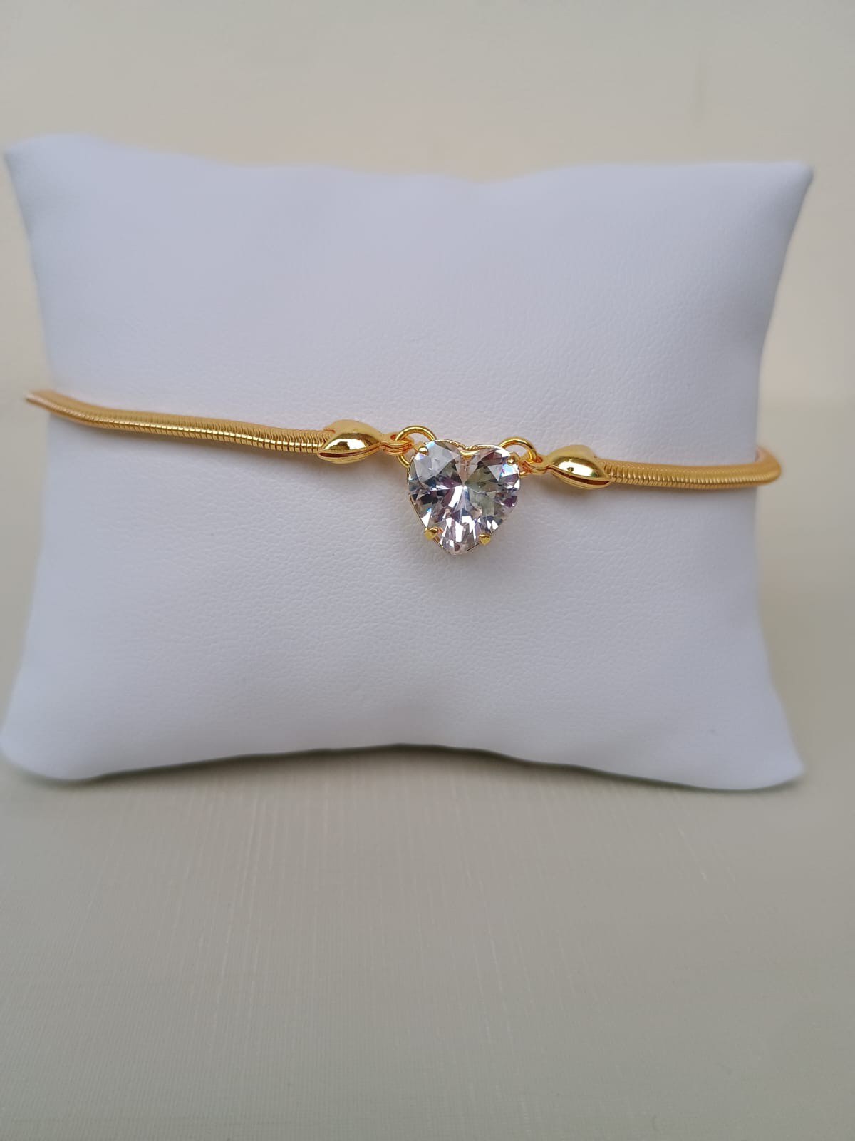Pulseira com pingente de coração de zircônia