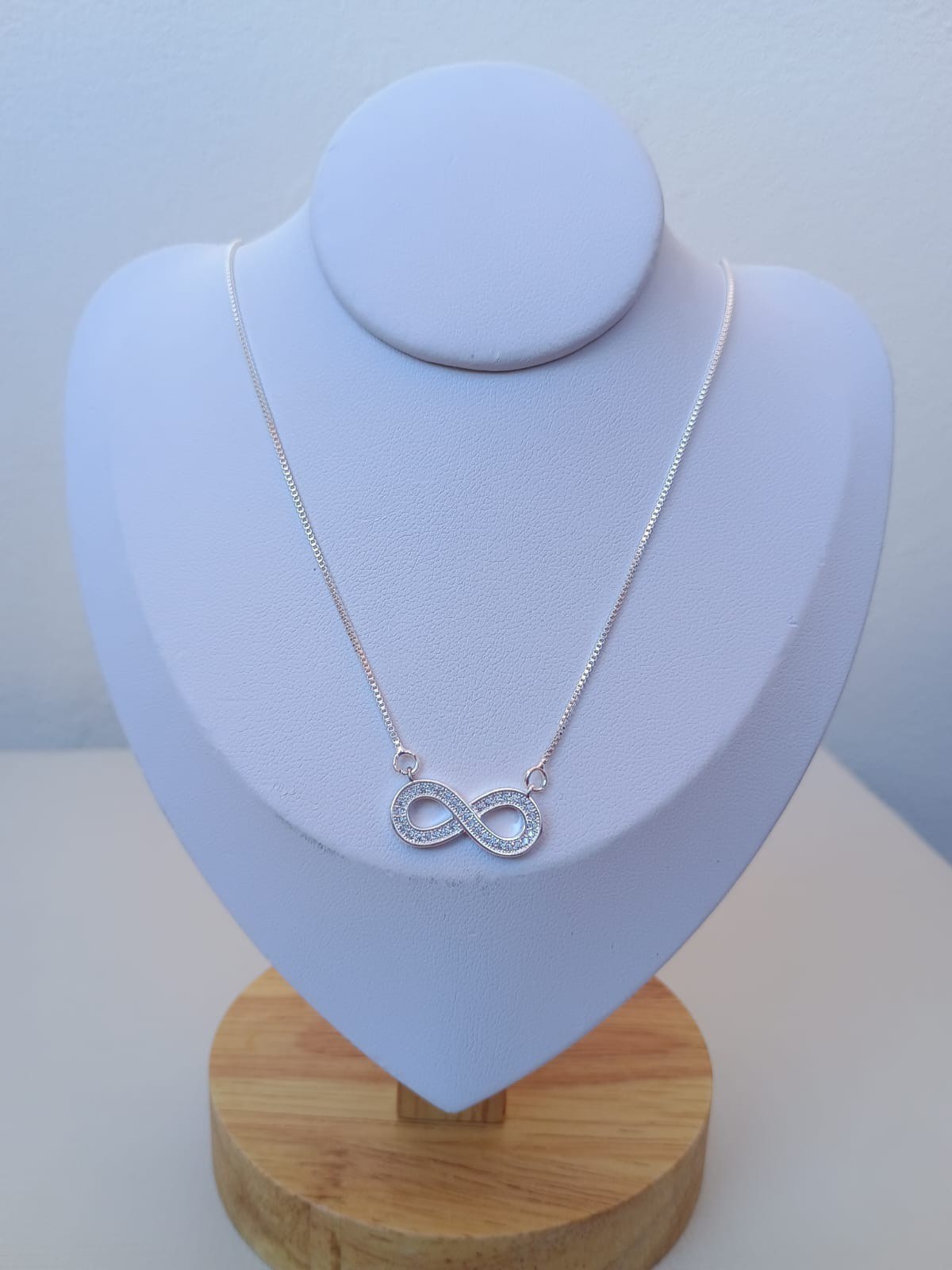 Colar com pingente do infinito