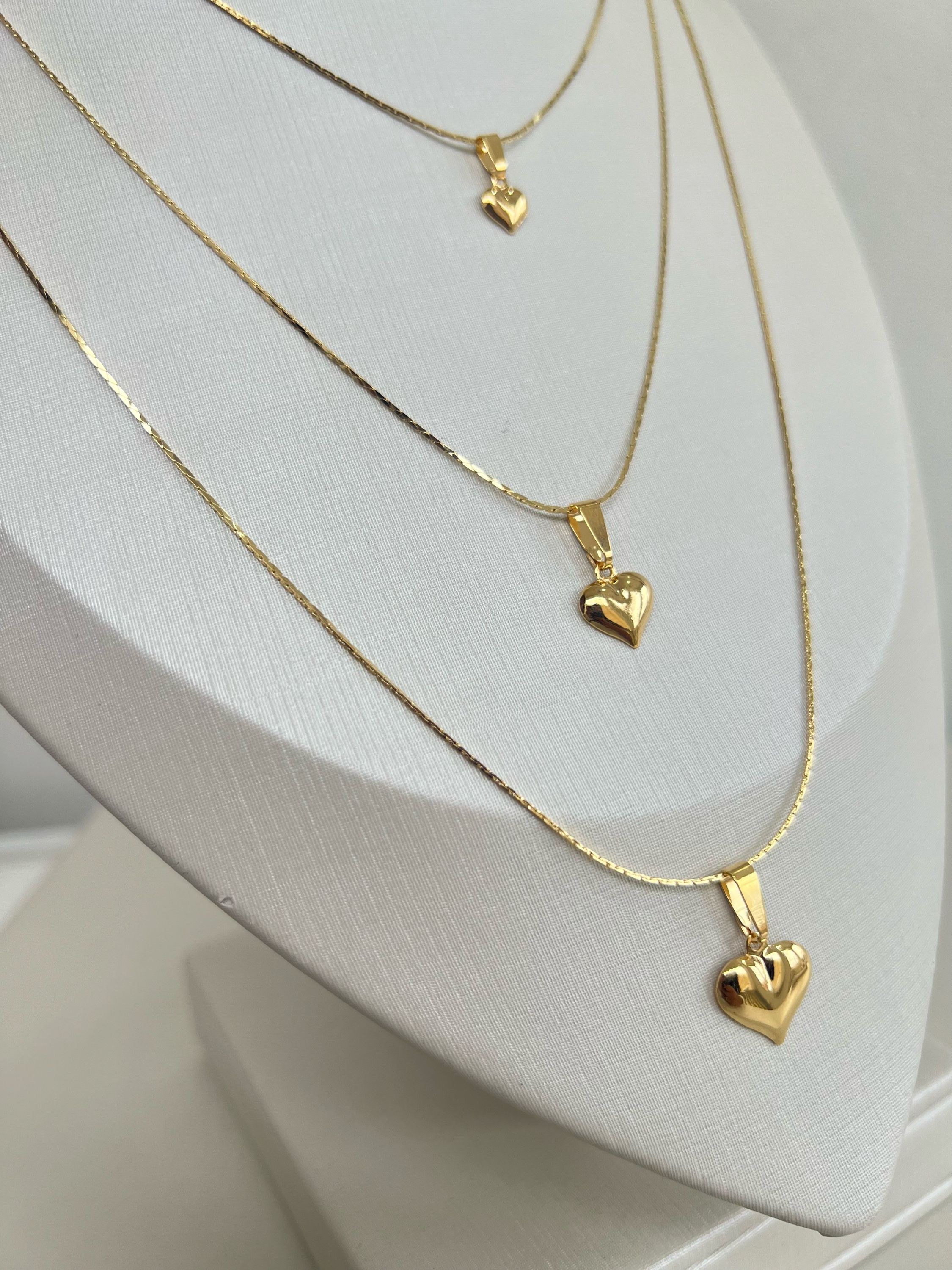 Colar triplo pingentes corações