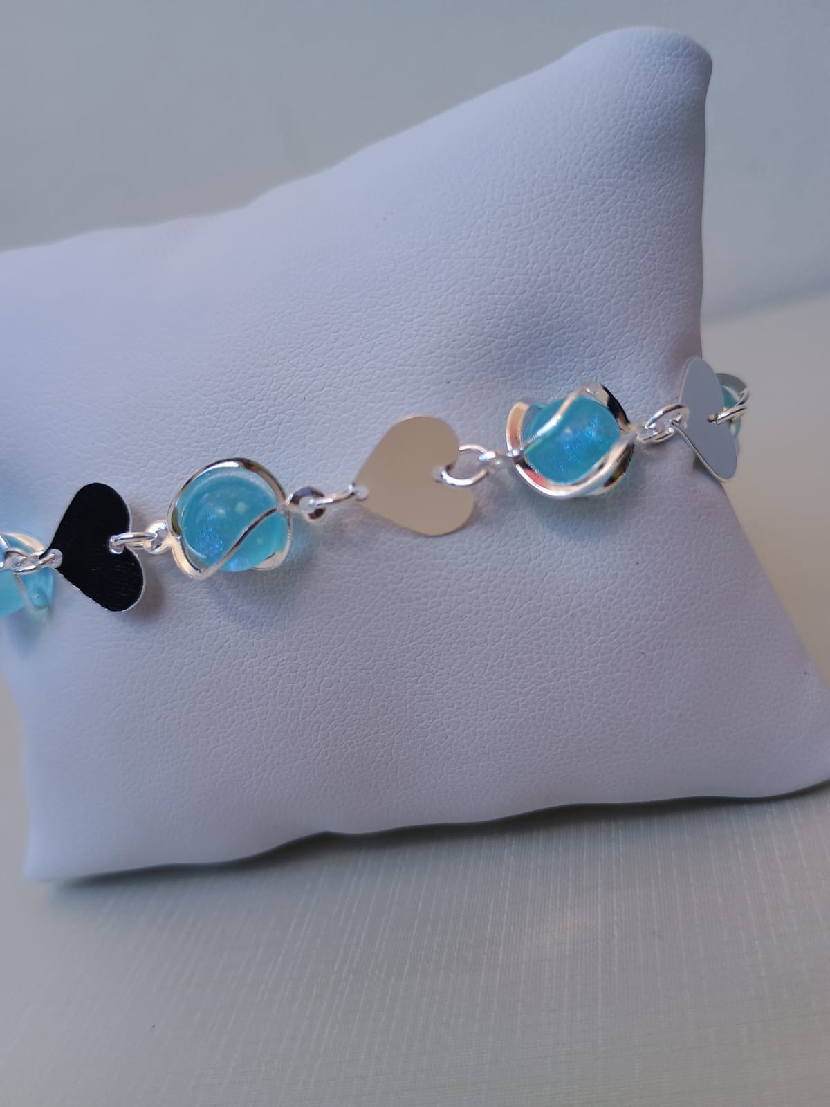 Pulseira com esfera azul e corações pratas
