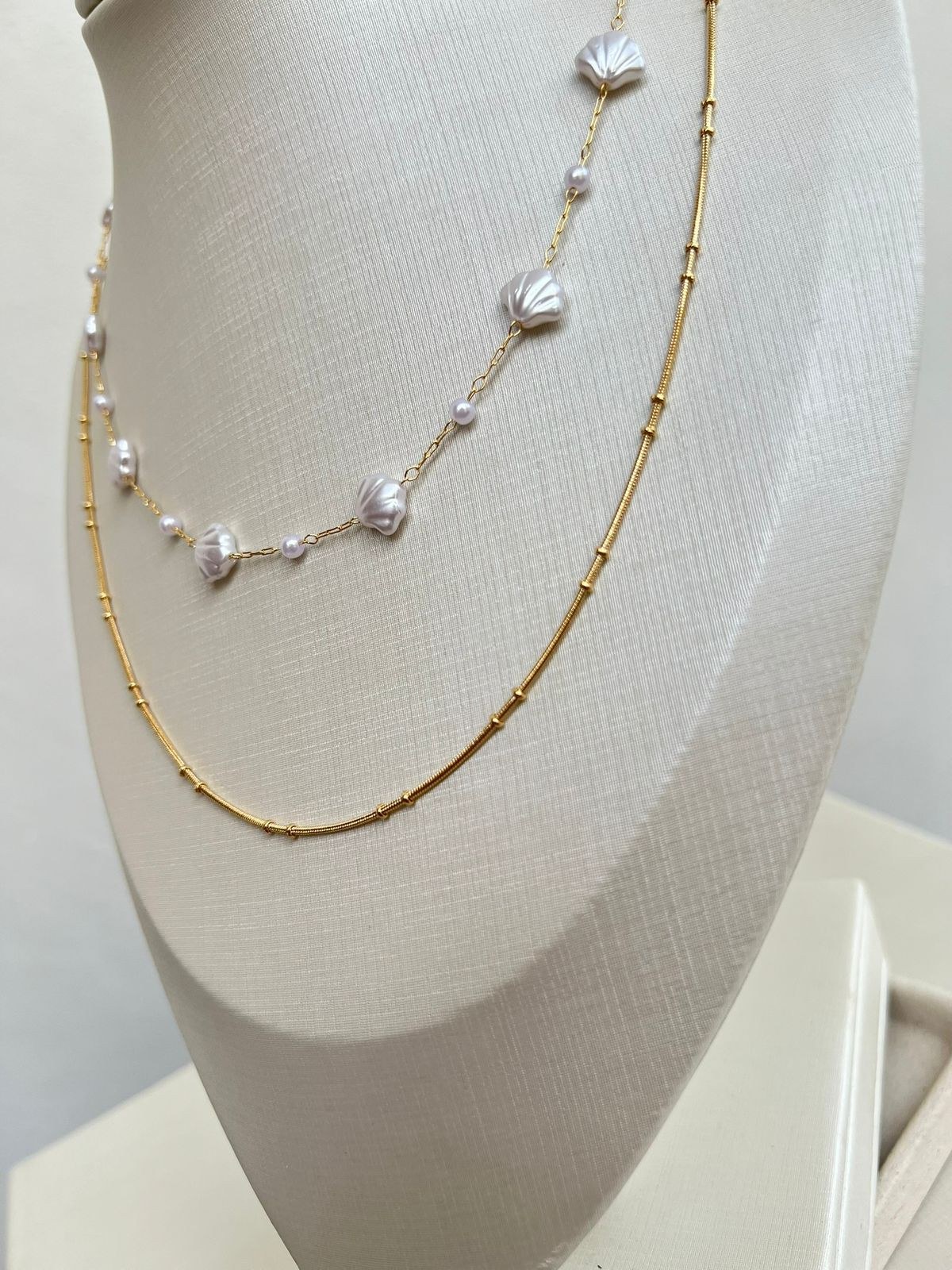 Colar duplo dourado com pérolas