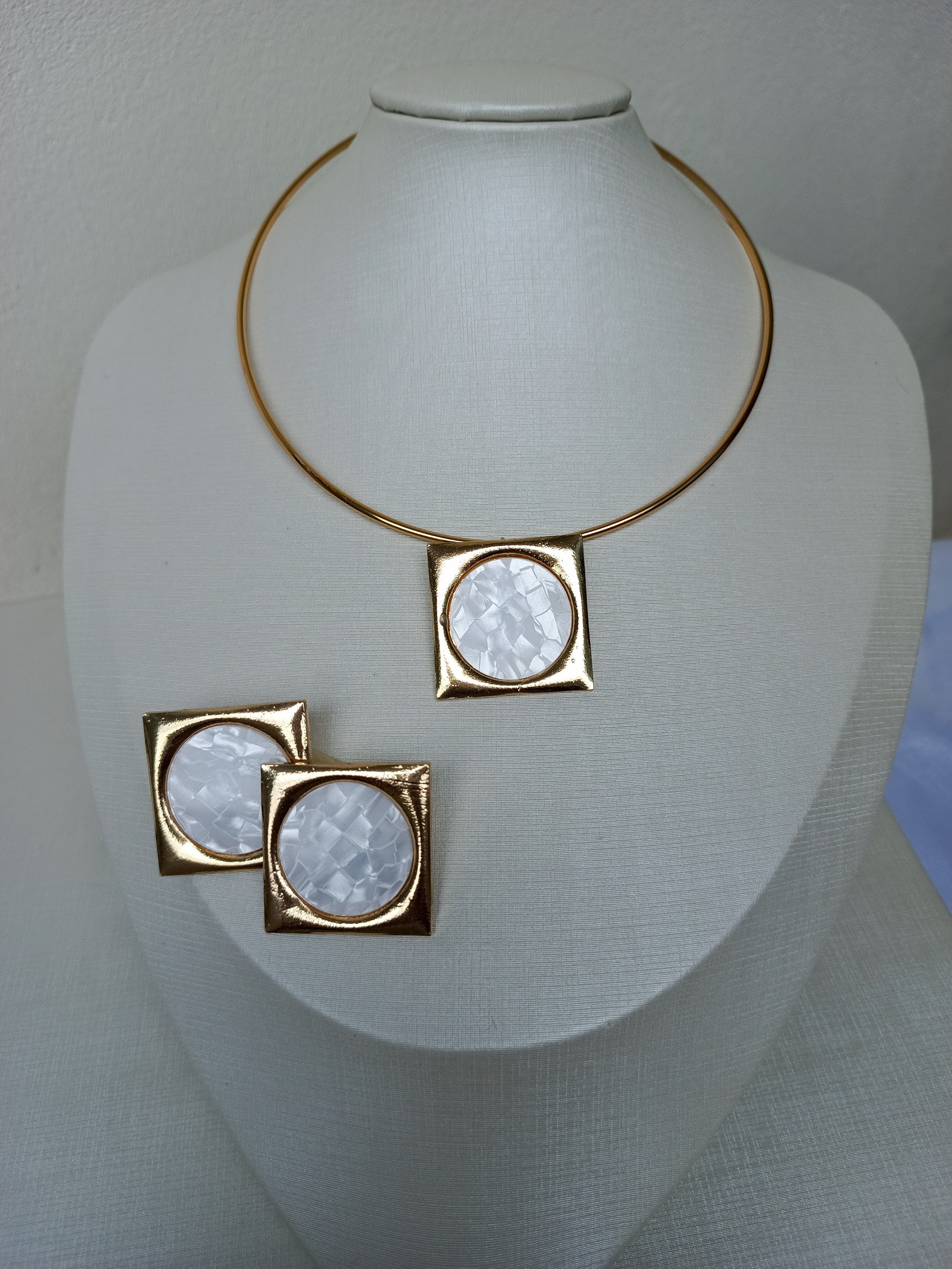 Conjunto de gargantilha com pingente quadrado