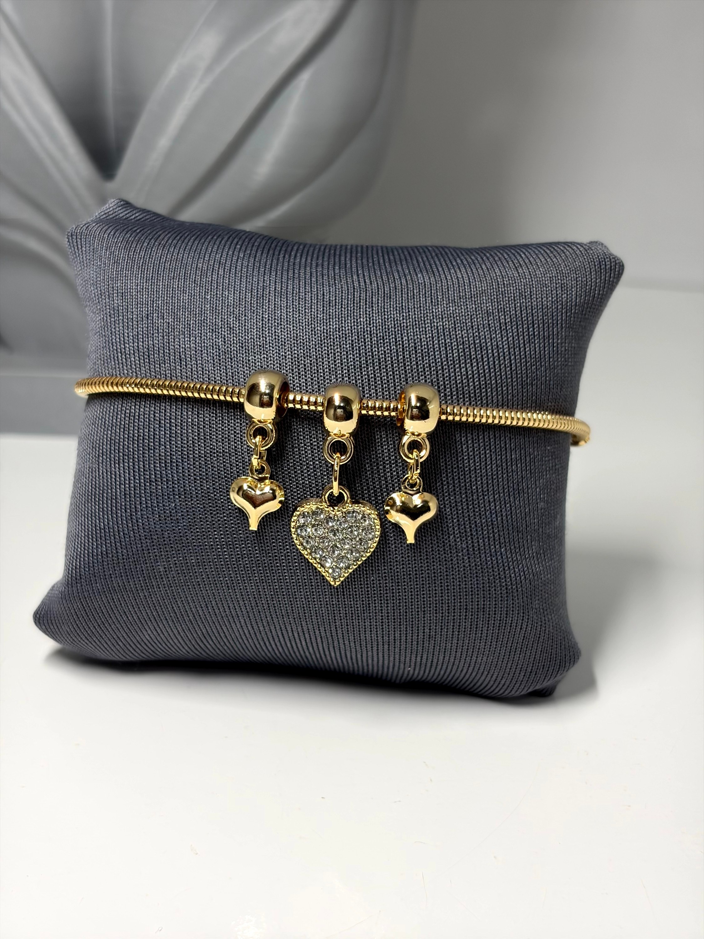 Pulseira com pingentes de coração