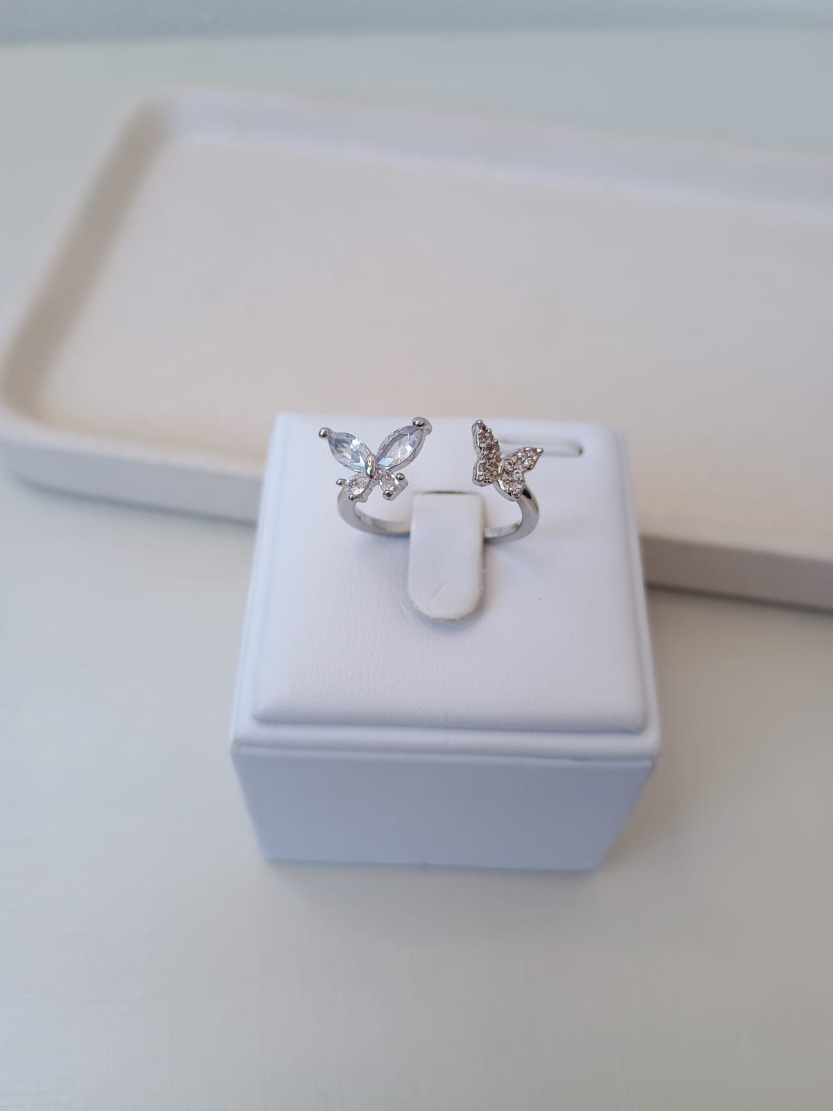 Anel prata de borboleta cravejado com zircônias