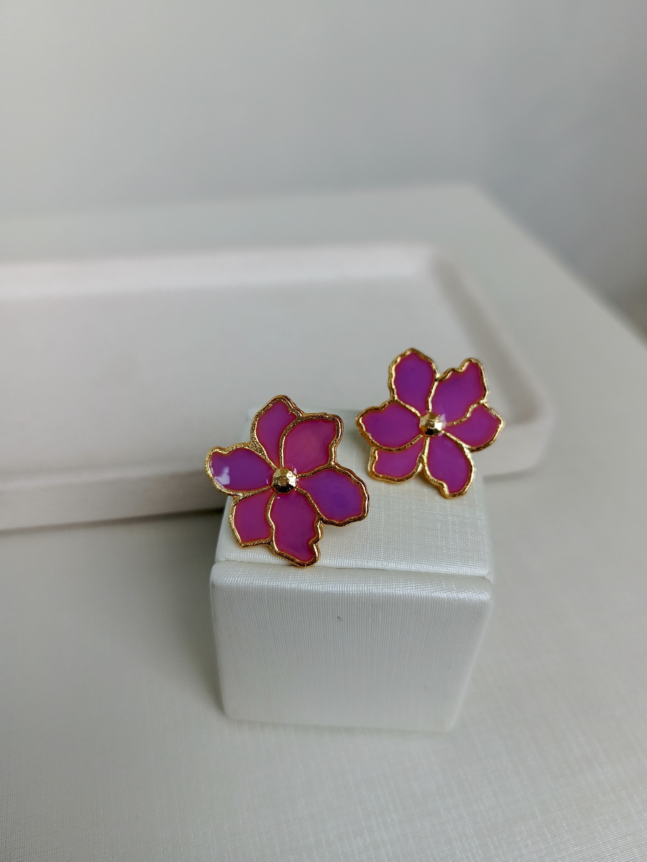 Brinco de flor resinado