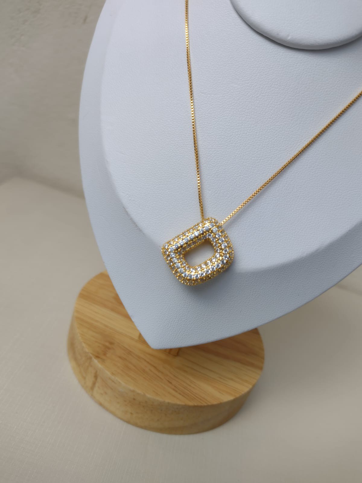 Colar com letra D cravejado com zircônias