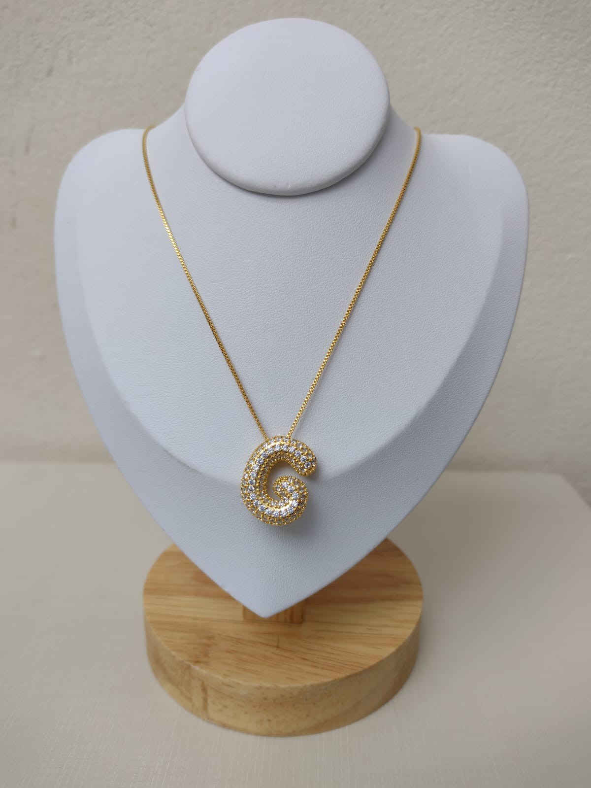 Colar com letra G cravejada com zircônias