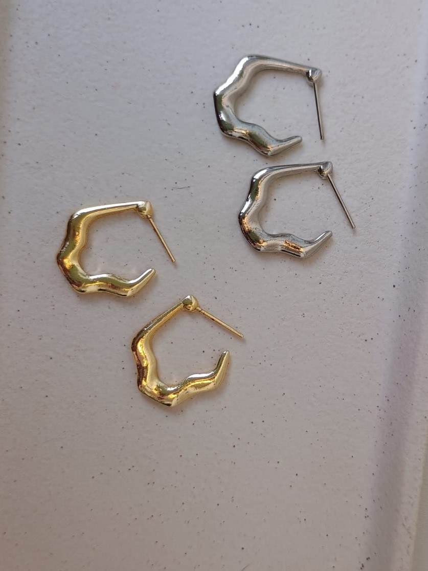 Brinco de argolinha ondulada