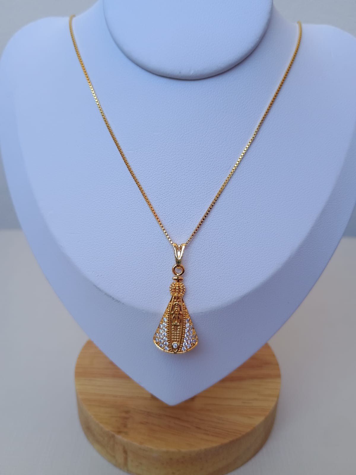 Colar com pingente de nossa senhora de aparecida