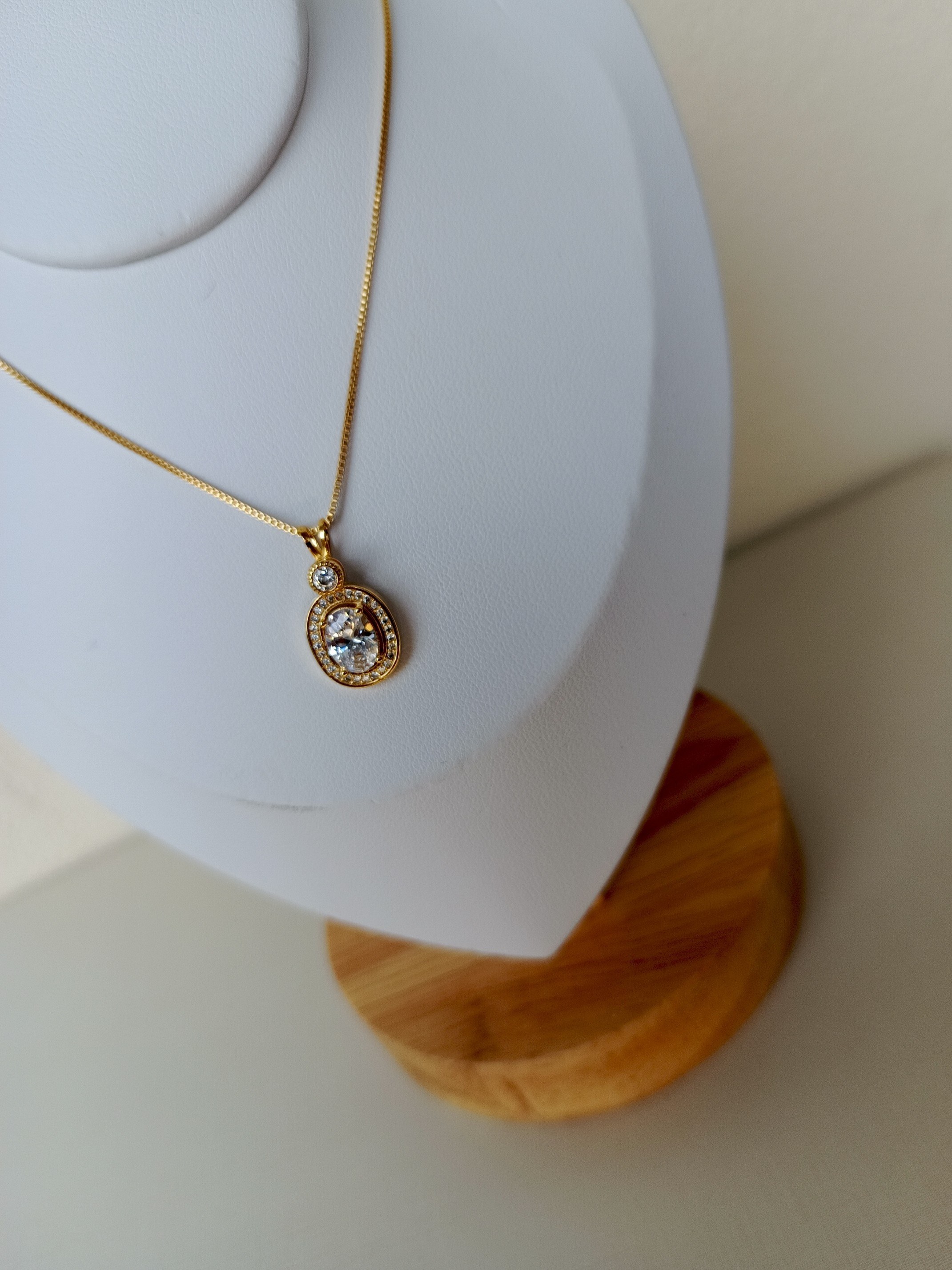 Colar ponto de luz oval com zircônias