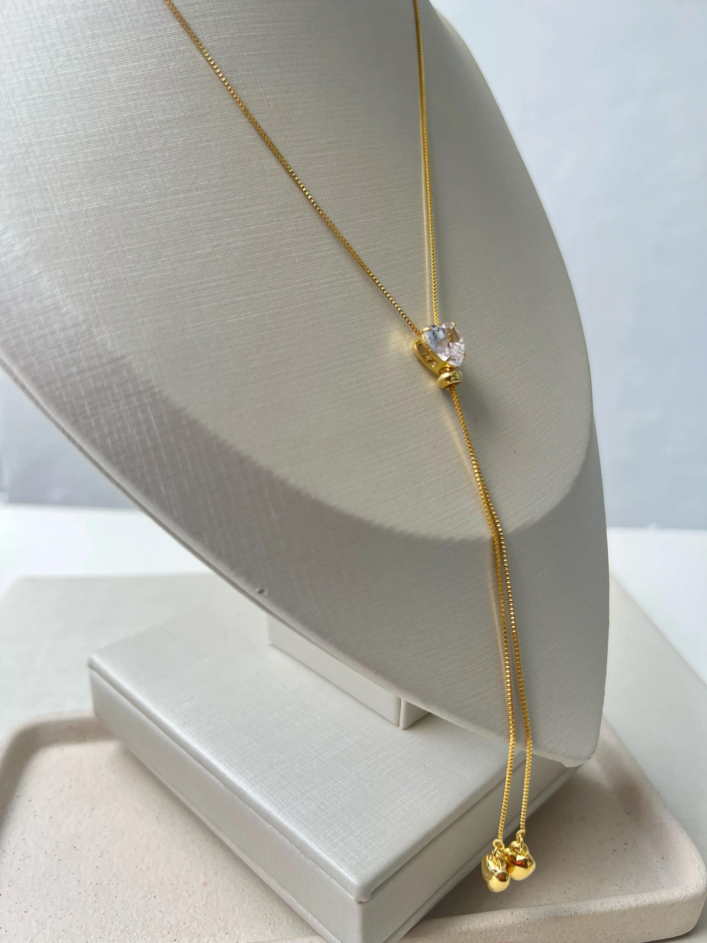 Colar gravata com detalhe coração em strass