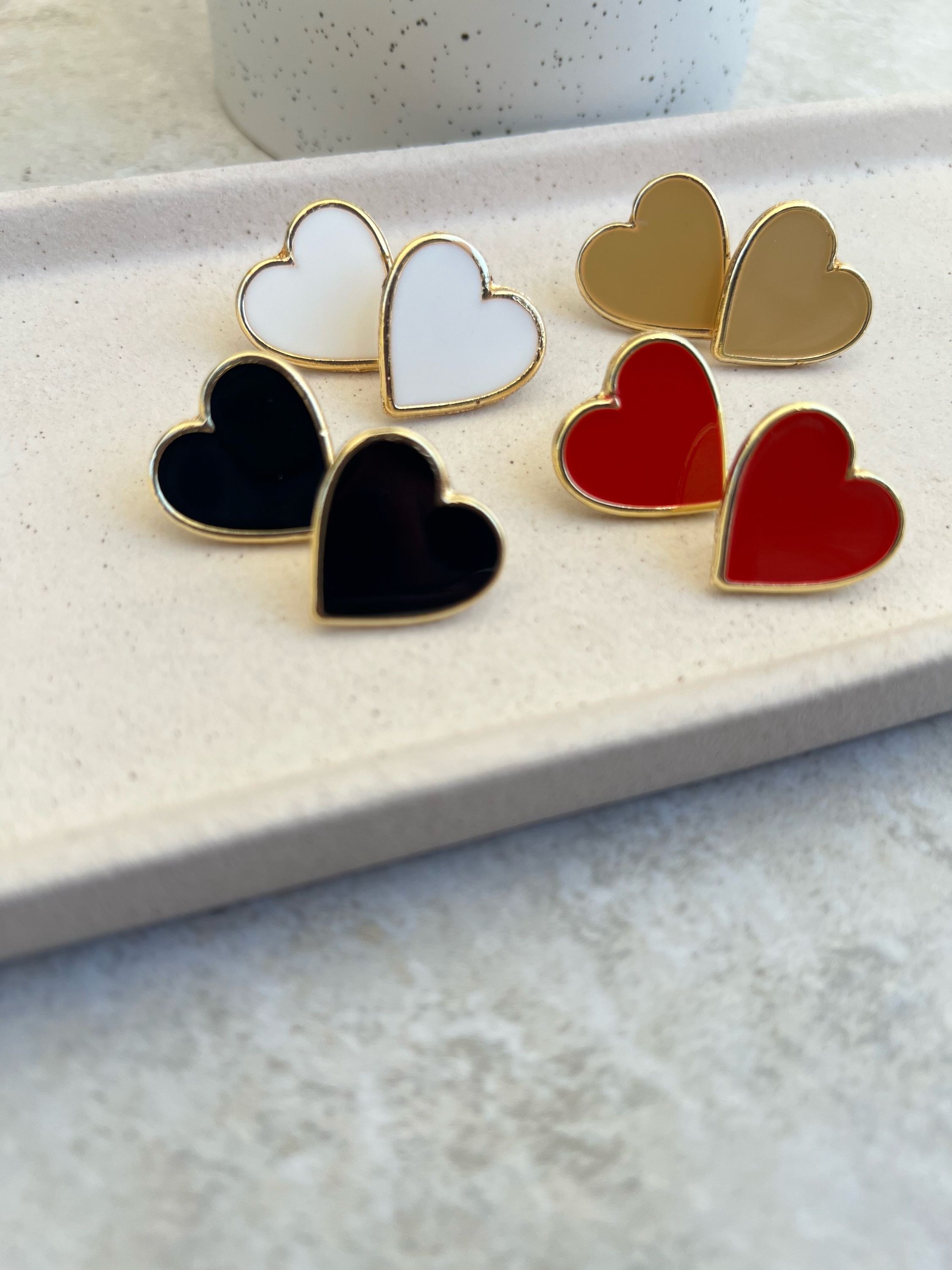 Brinco coração resinado