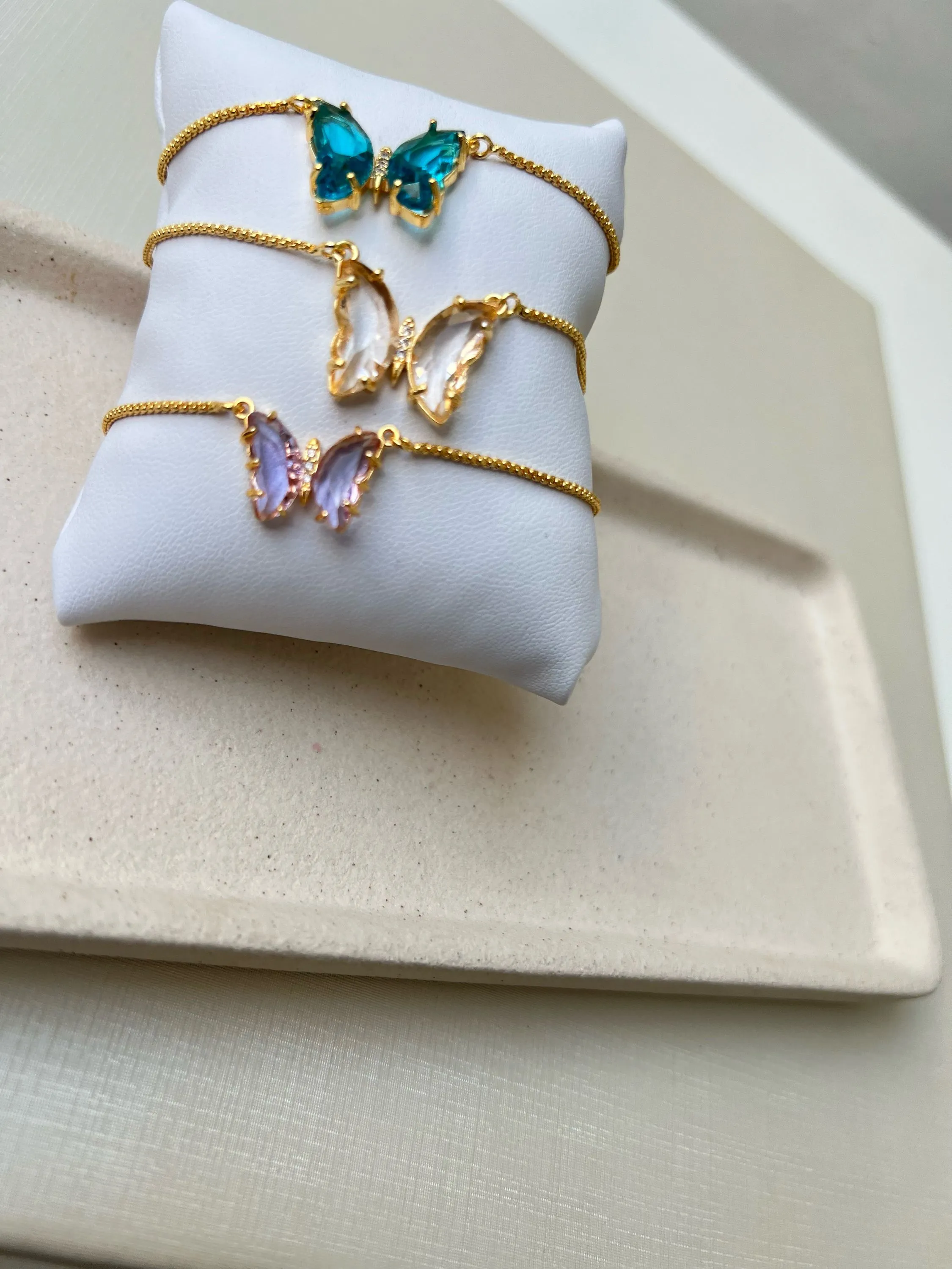 Pulseira fio com borboleta