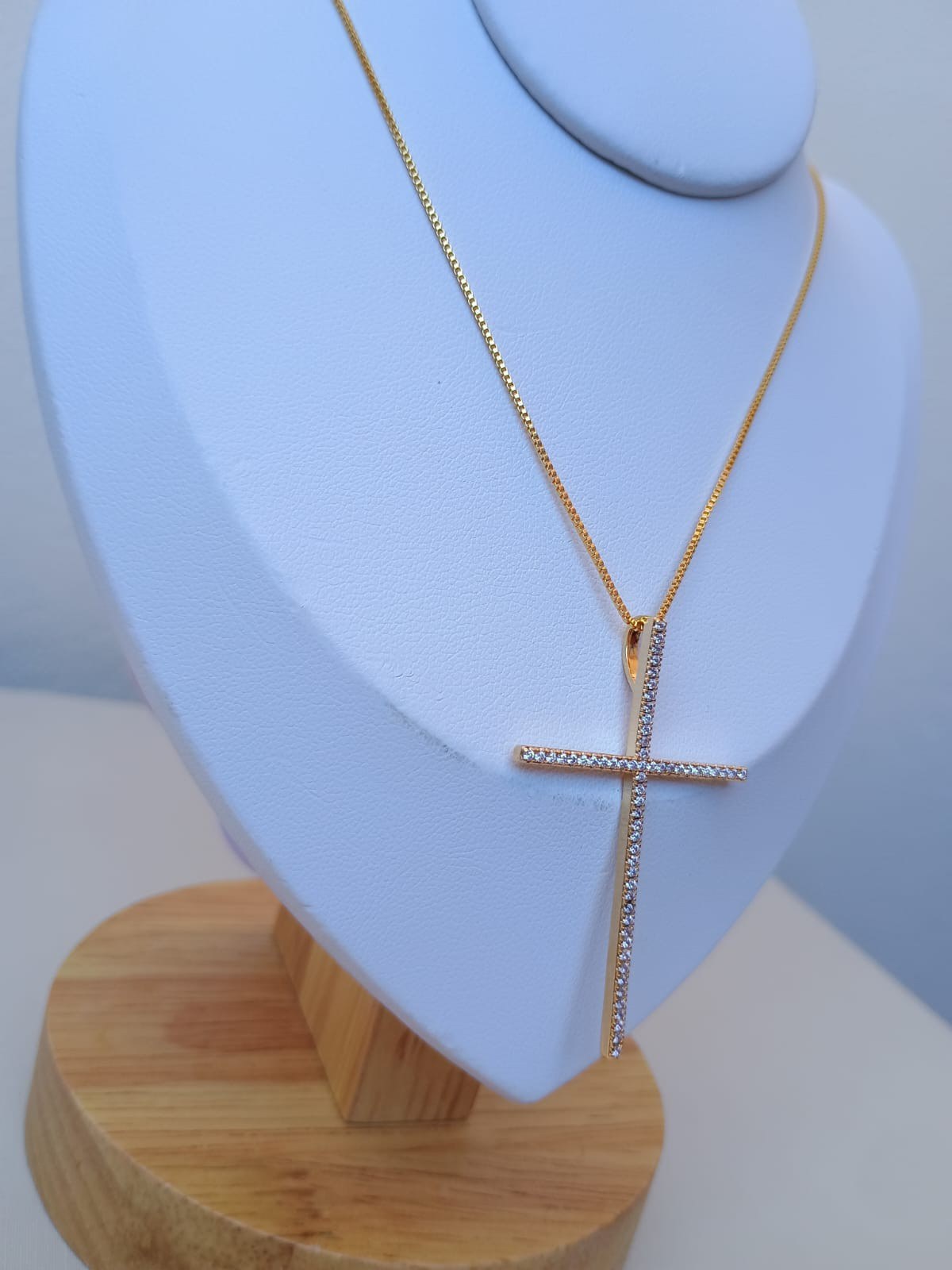 Colar com pingente de Cruz cravejada