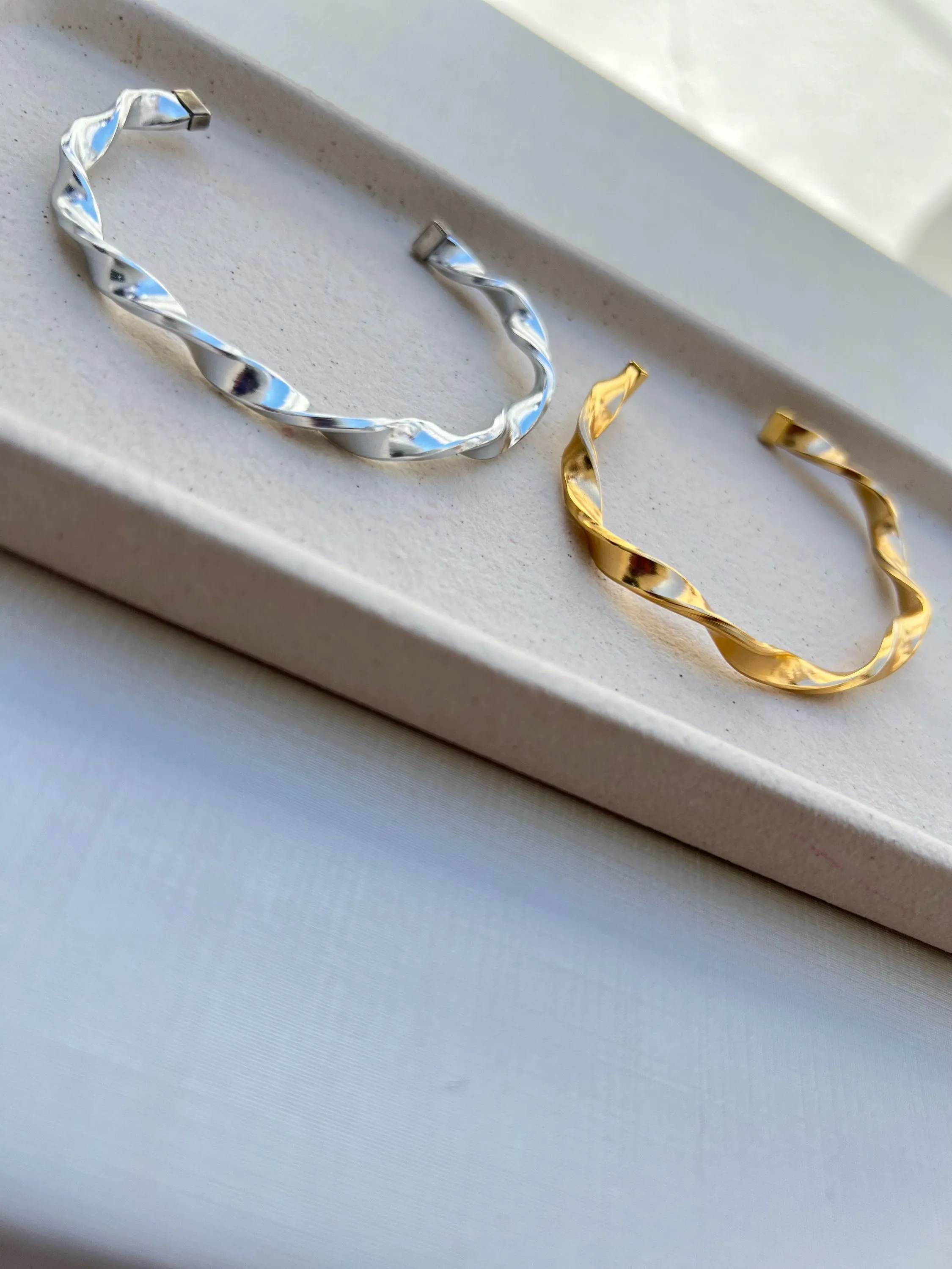 Bracelete fino ondulado