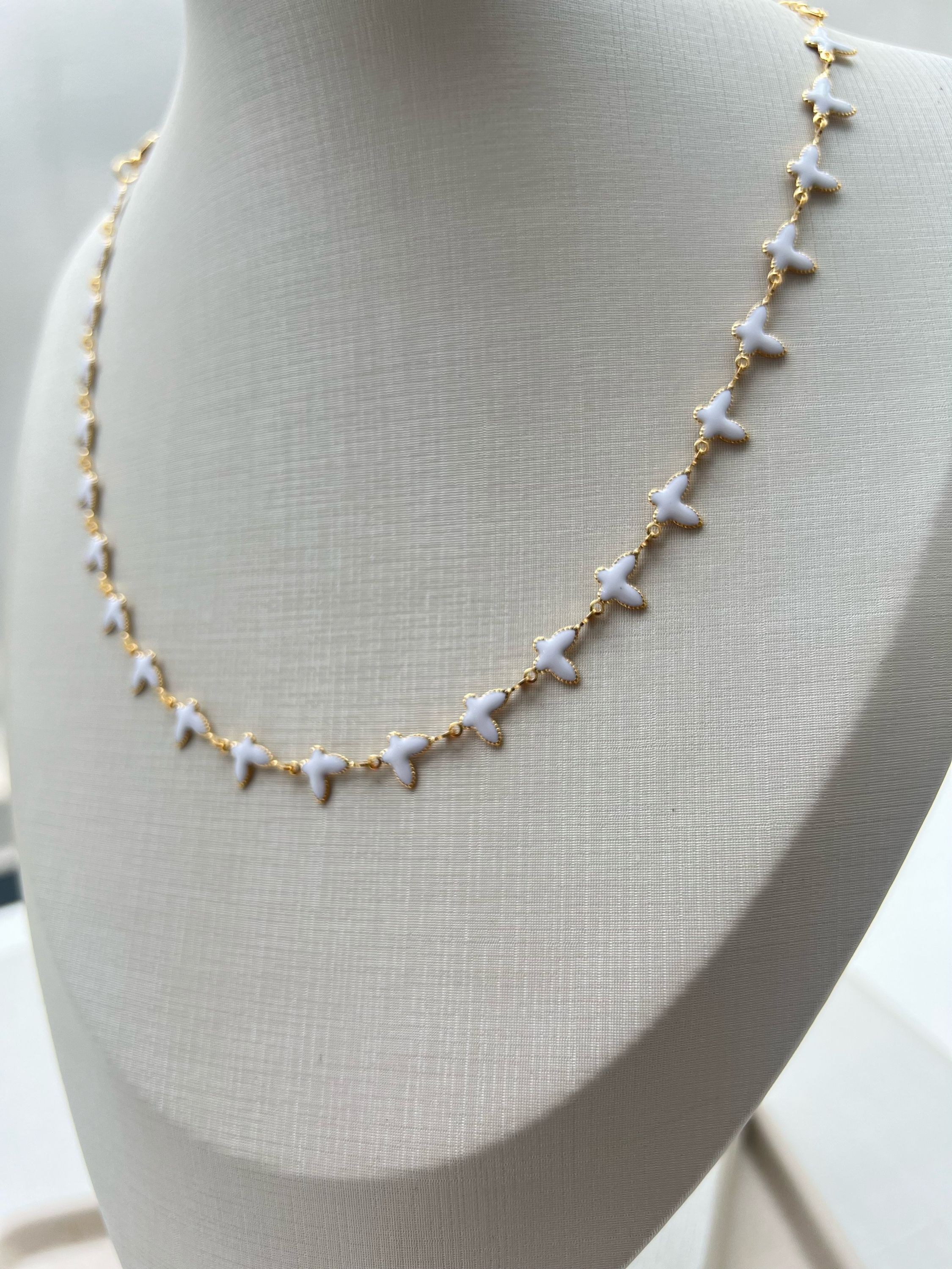 Colar modelo borboleta resinada