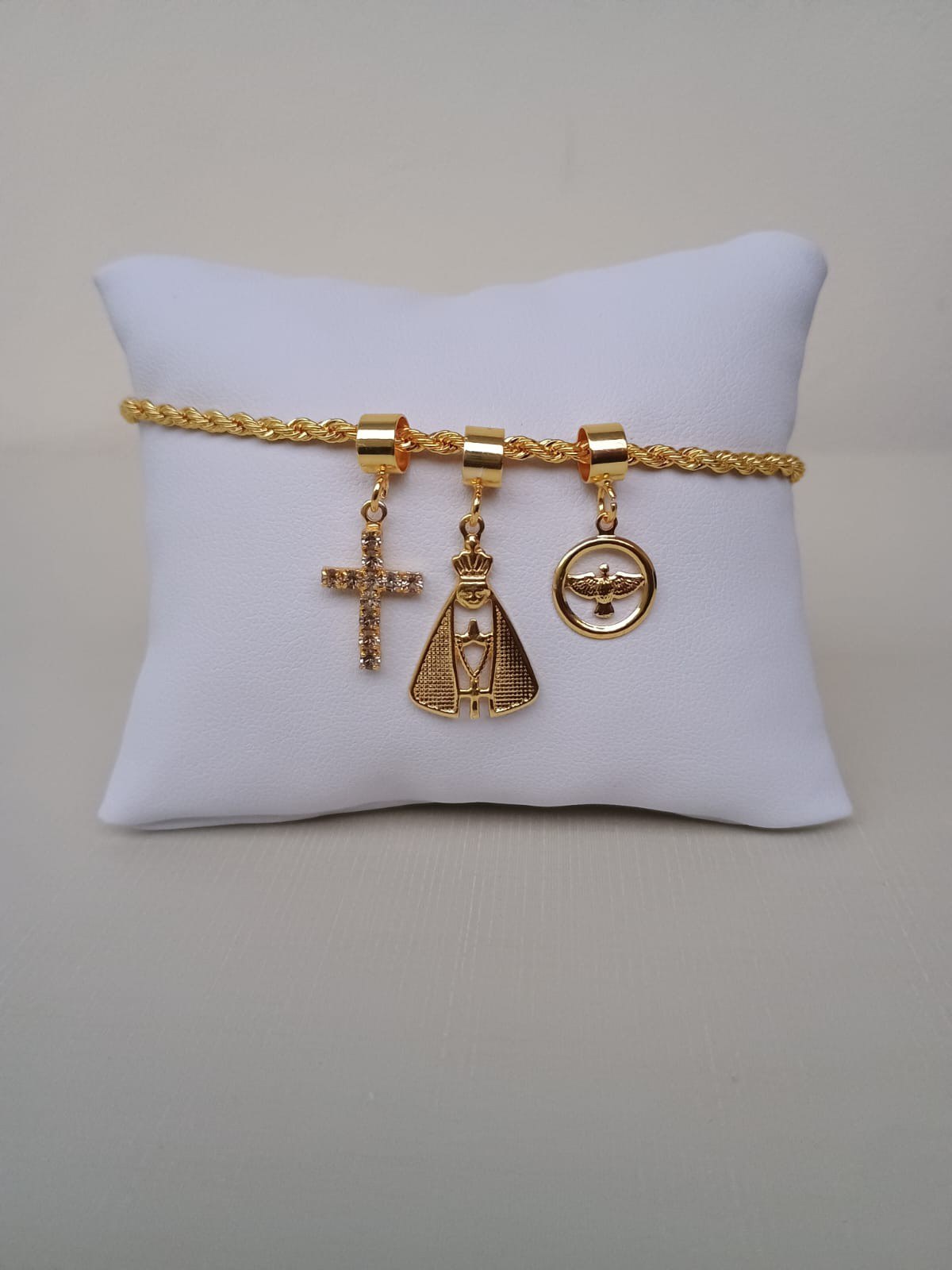 Pulseira com pingentes religiosos