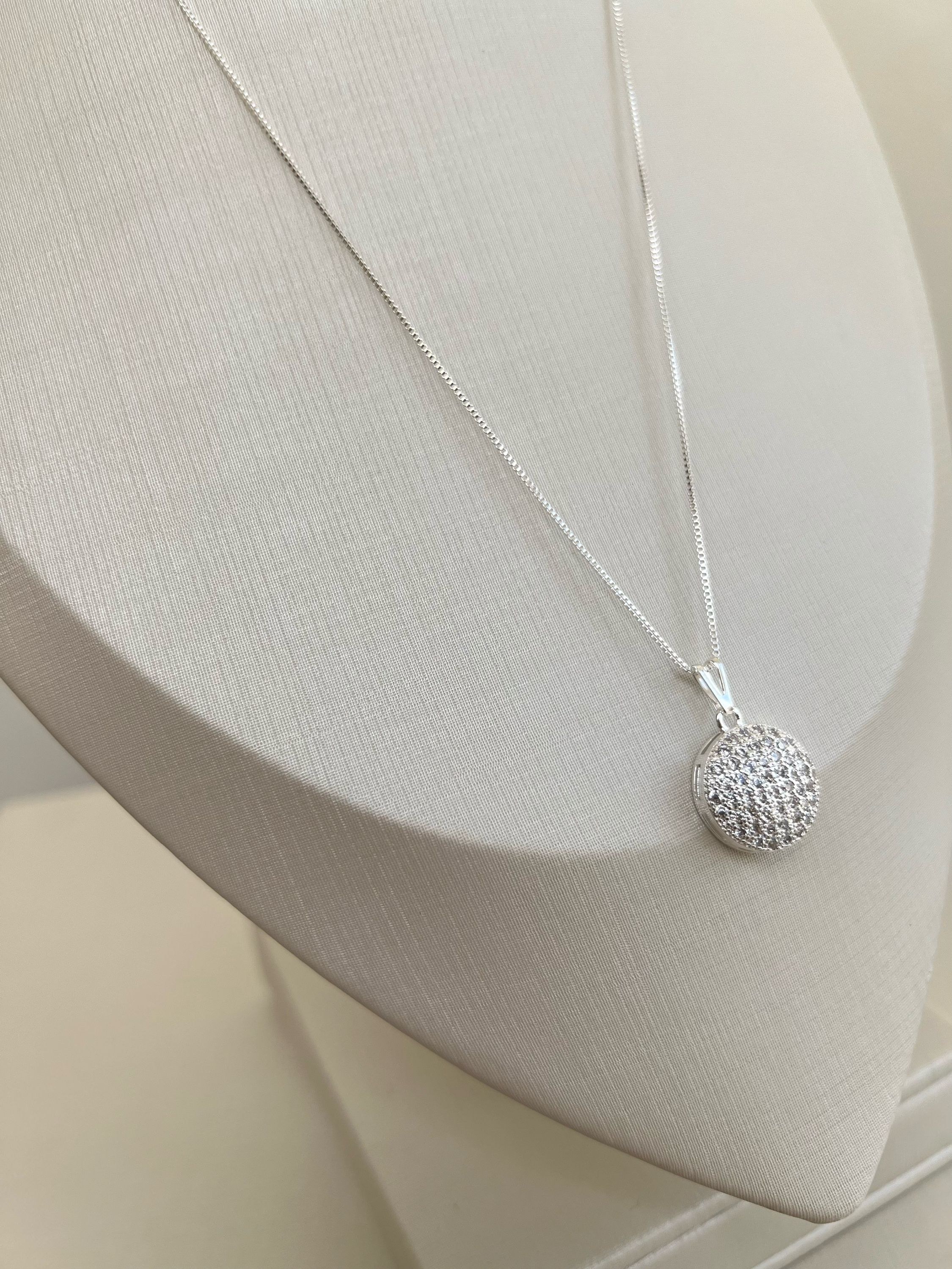 Colar pingente botão cravejado de strass