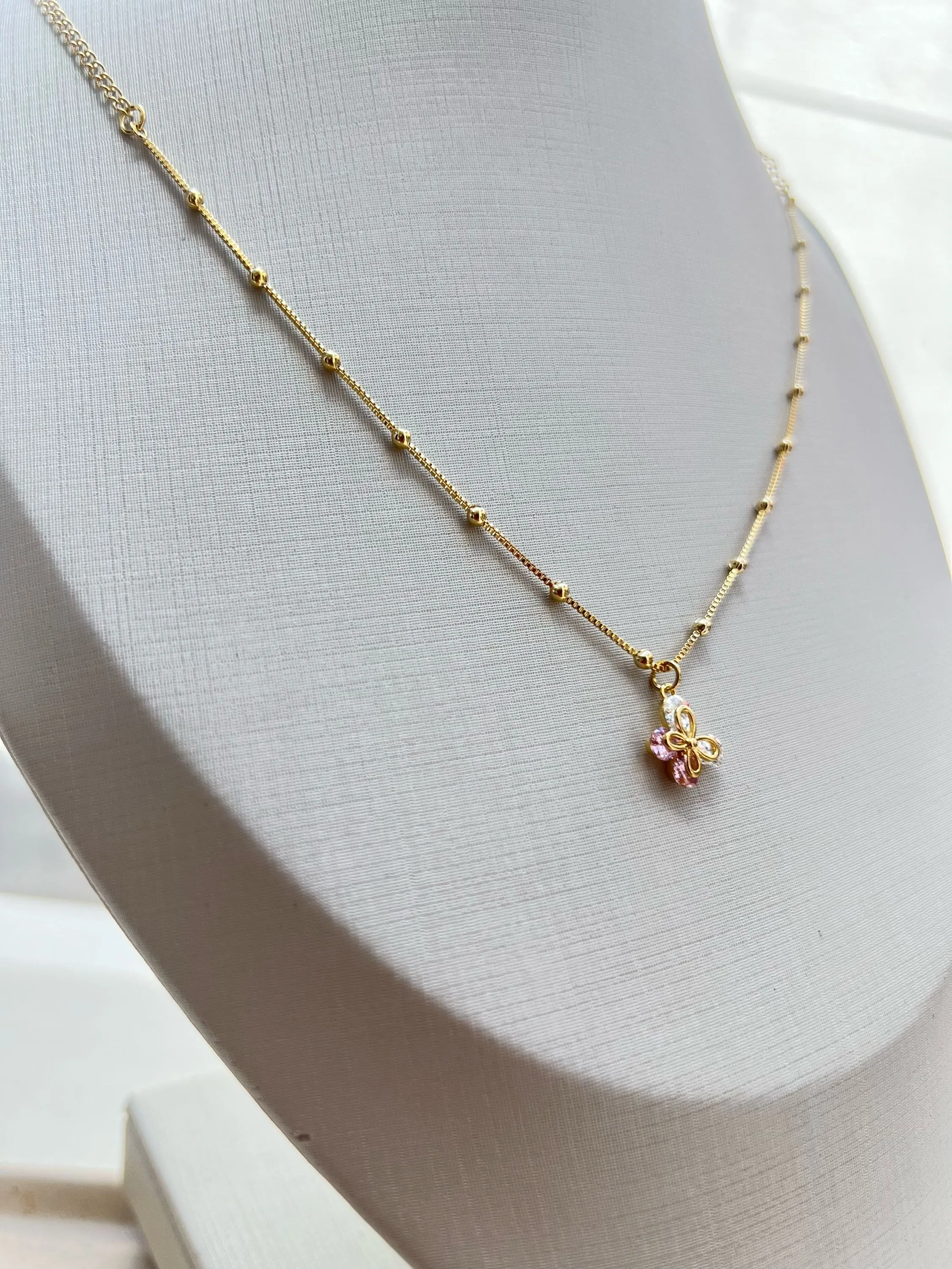 Choker pingente borboleta