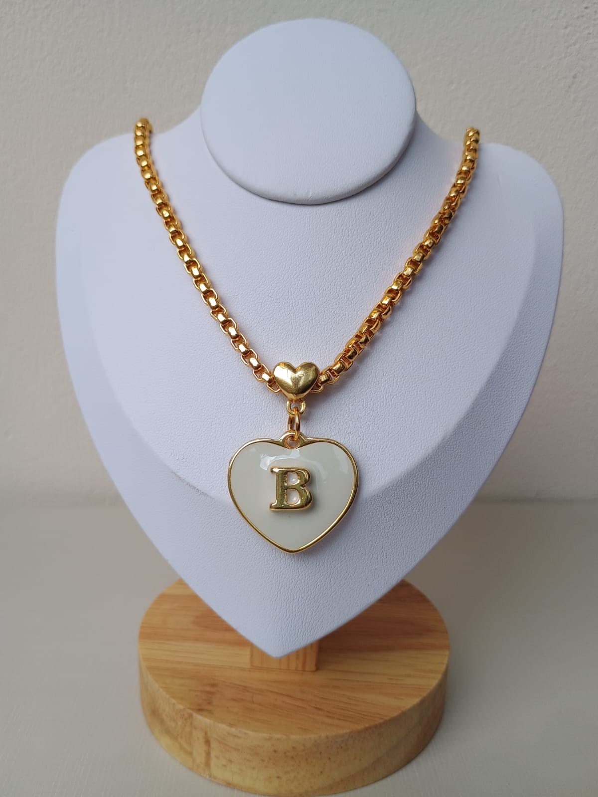 Colar de coração letra B