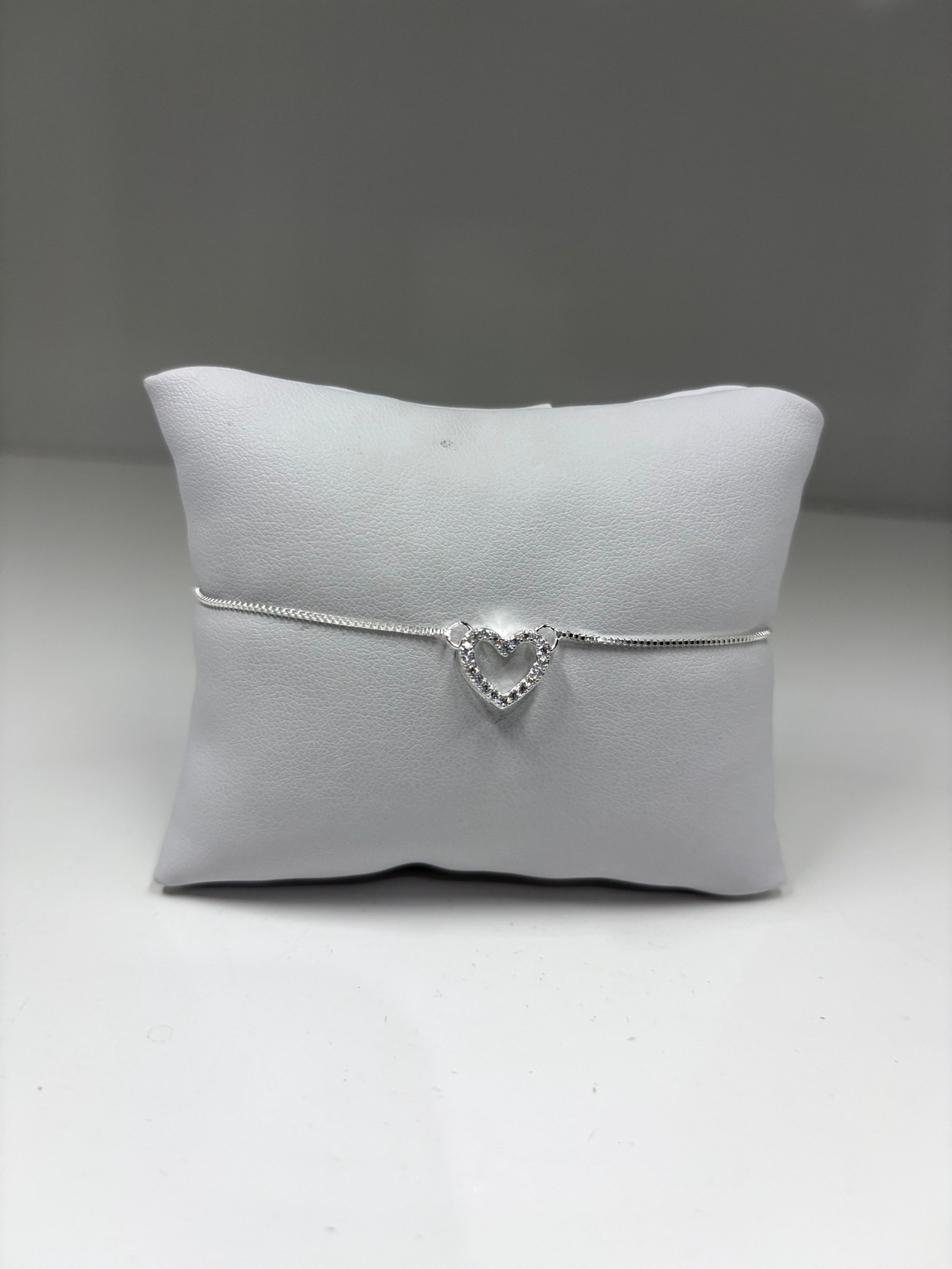 Pulseira fina com coração