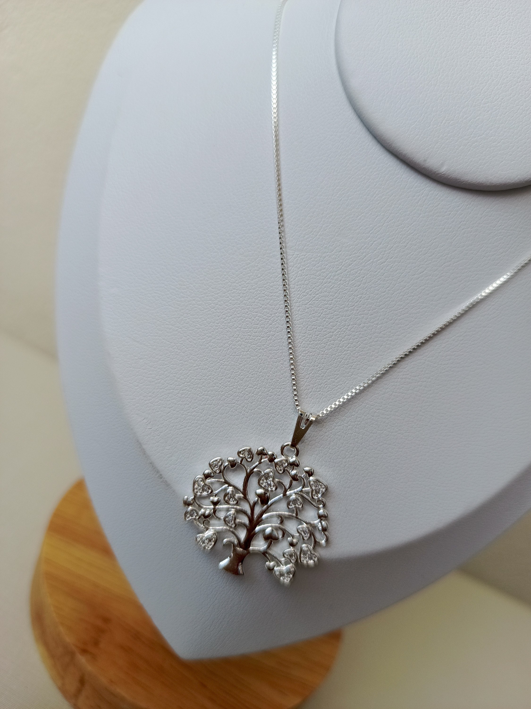 Colar com pingente de árvore da vida com zircônias